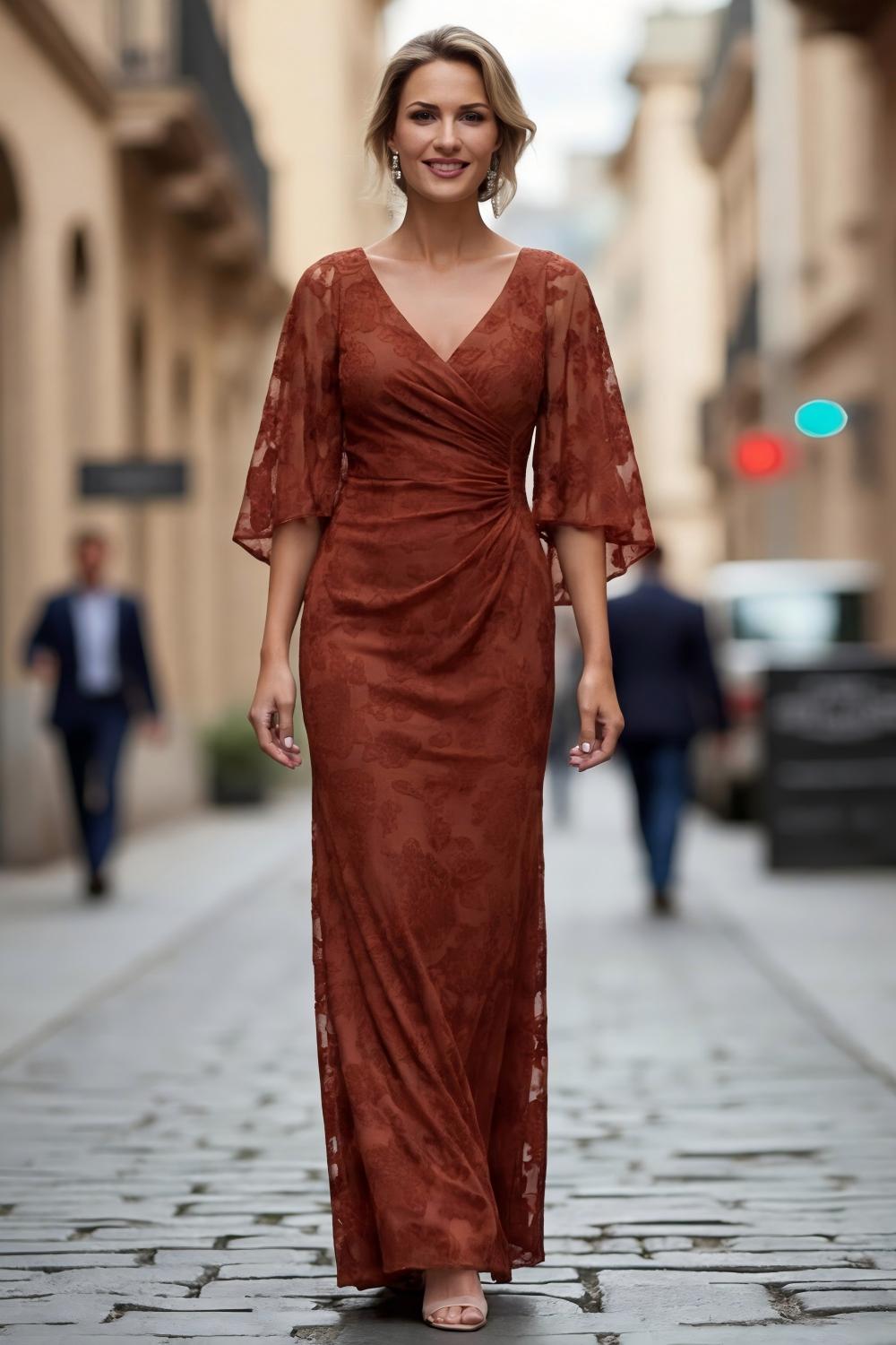 Robe fourreau drapée rouille en dentelle avec demi-manches pour la mère de la mariée