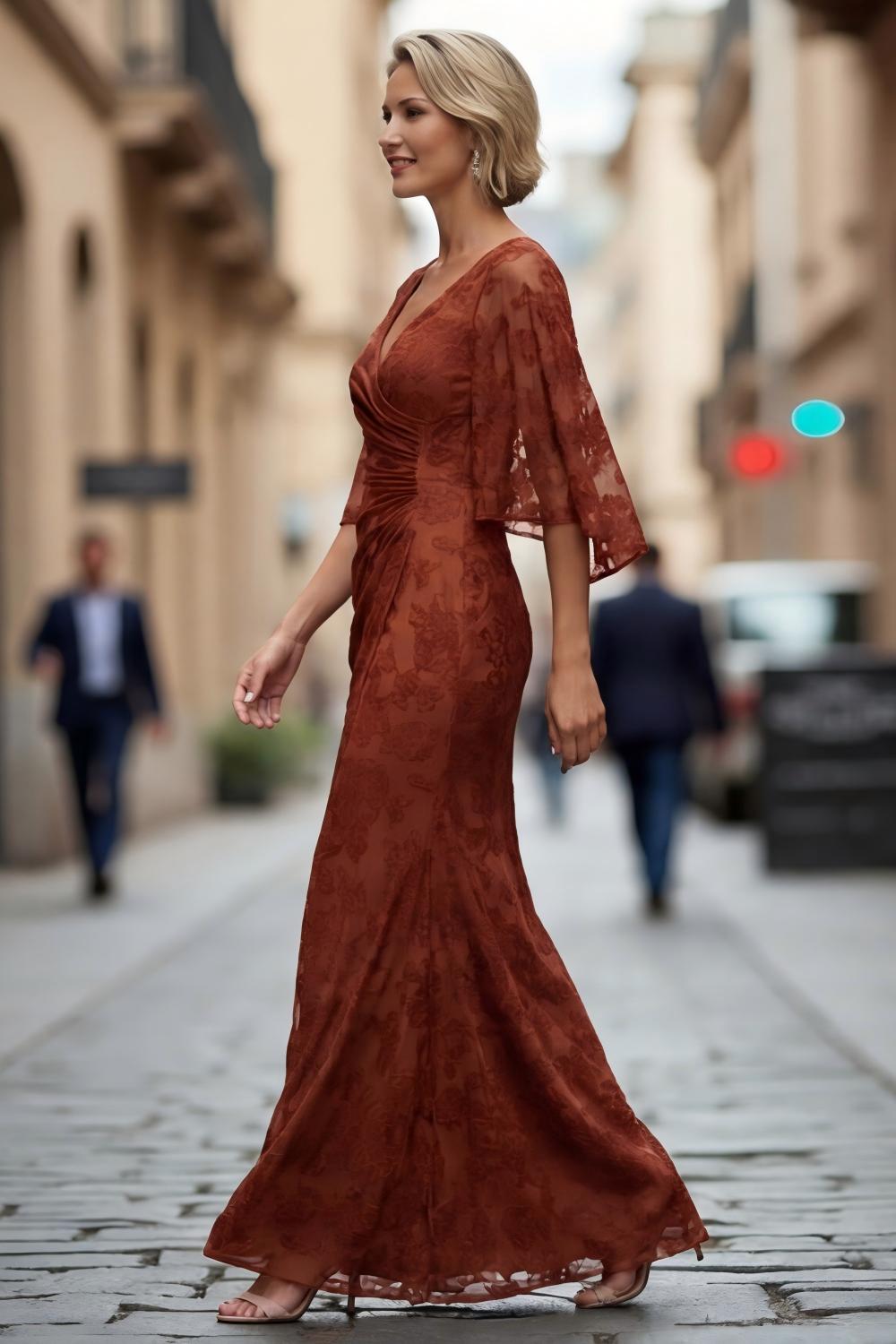Robe fourreau drapée rouille en dentelle avec demi-manches pour la mère de la mariée