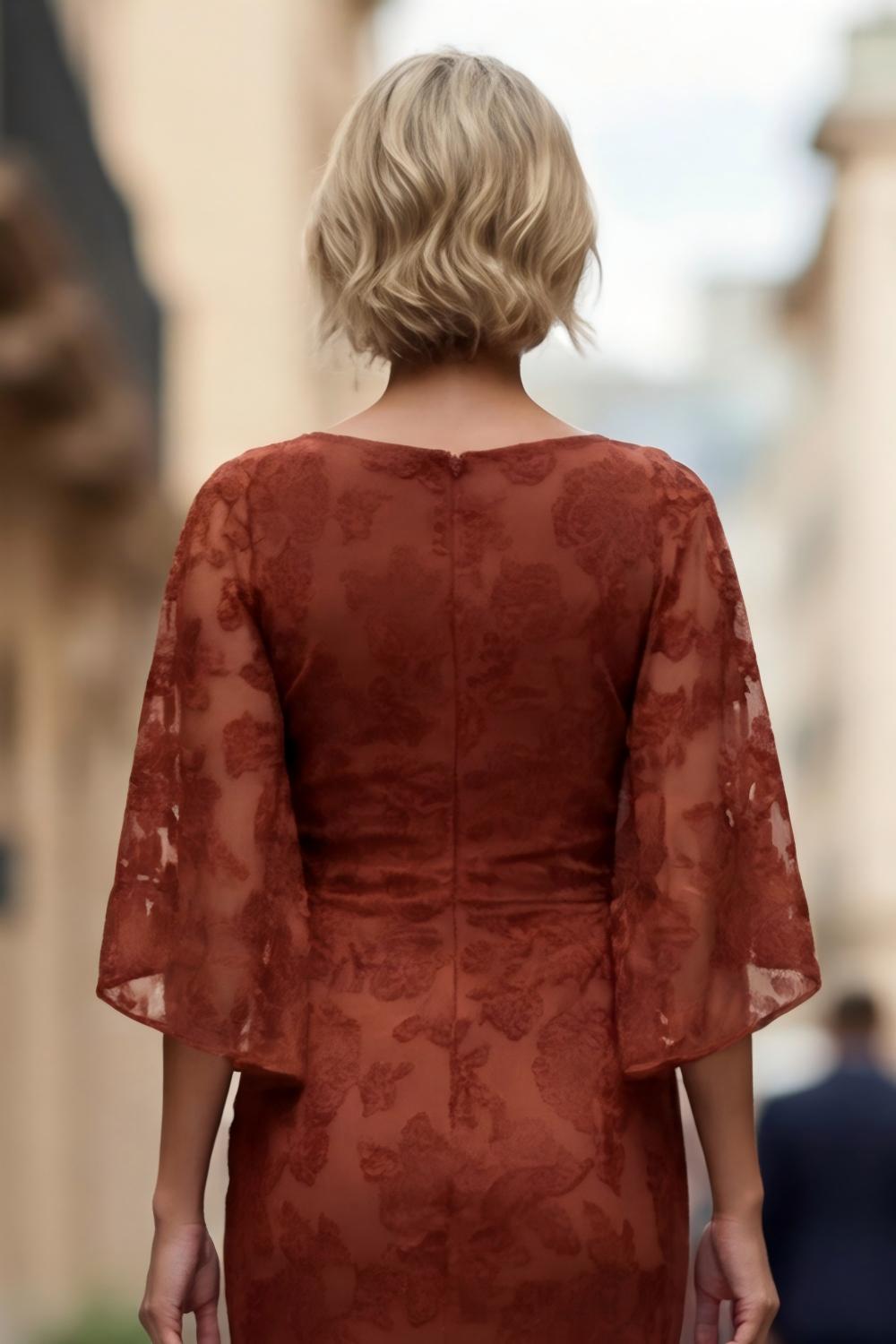 Robe fourreau drapée rouille en dentelle avec demi-manches pour la mère de la mariée