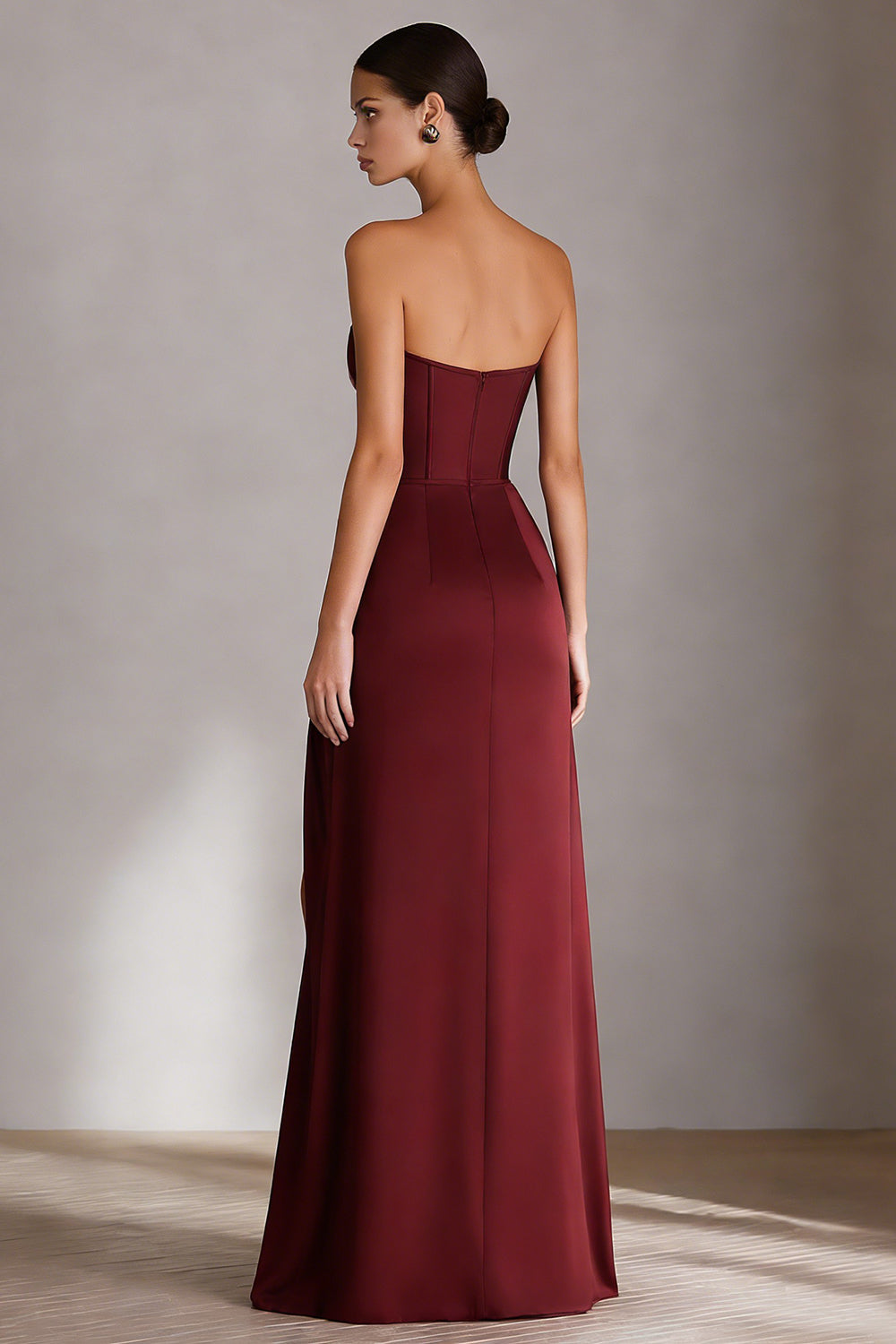 Robe longue fourreau en satin rouge bordeaux avec fente et décolleté en cœur