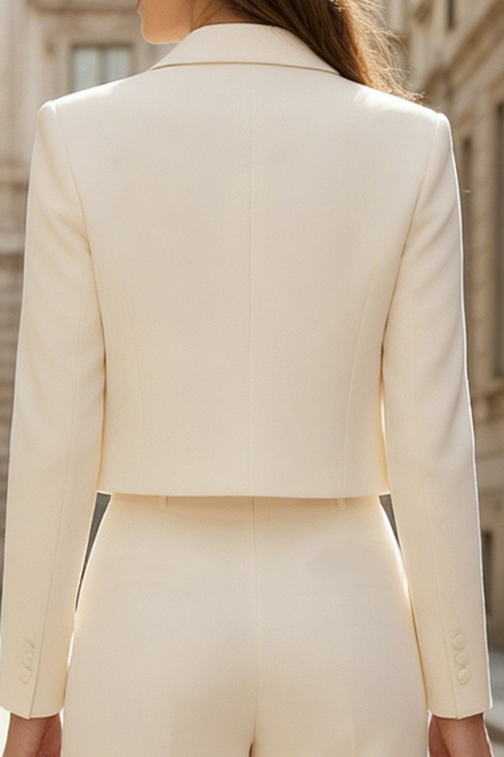 Costumes de travail deux pièces pour femme à revers en pointe et double boutonnage ivoire