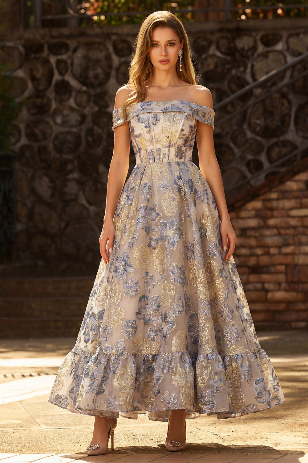 Robe de bal corset bleu poudré en jacquard coupe trapèze avec épaules dénudées