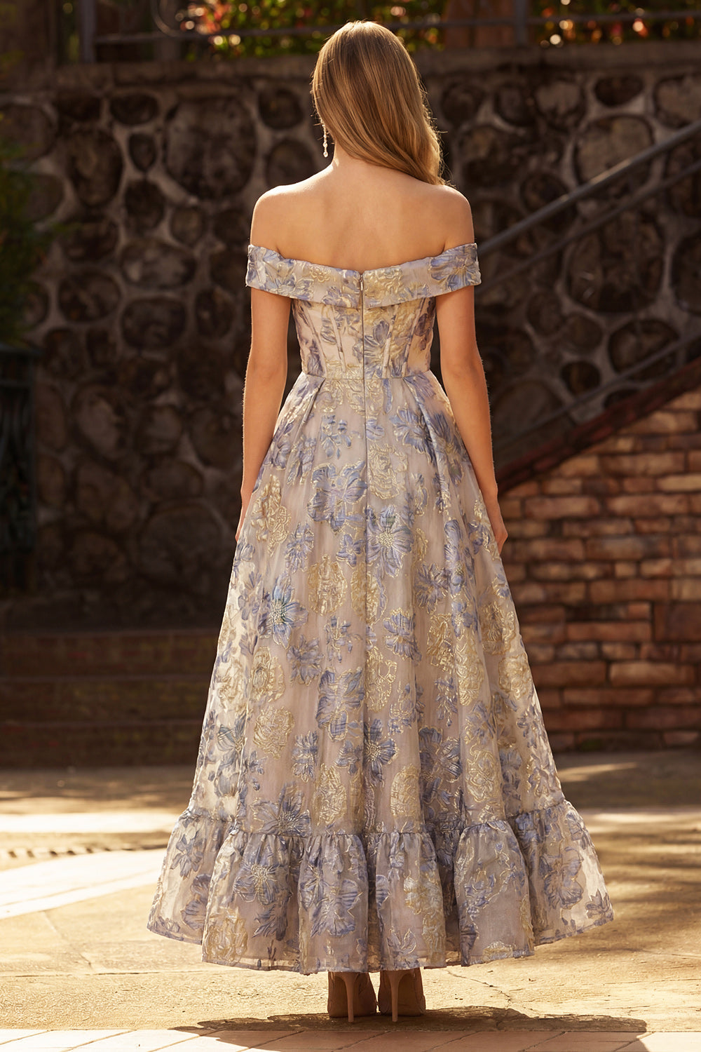 Robe de bal corset bleu poudré en jacquard coupe trapèze avec épaules dénudées