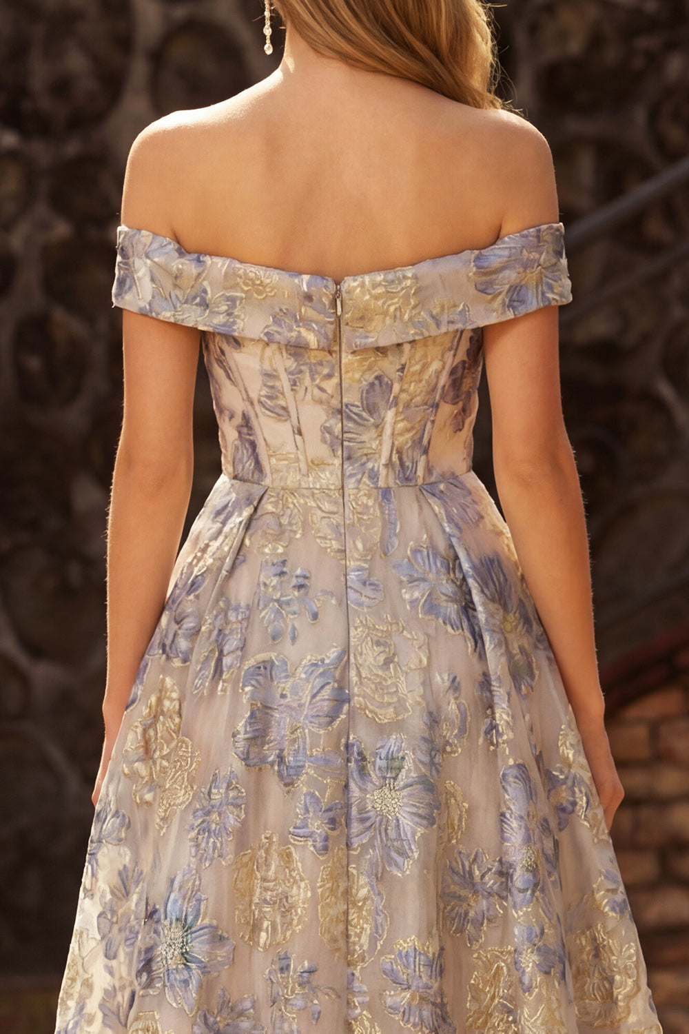 Robe de bal corset bleu poudré en jacquard coupe trapèze avec épaules dénudées