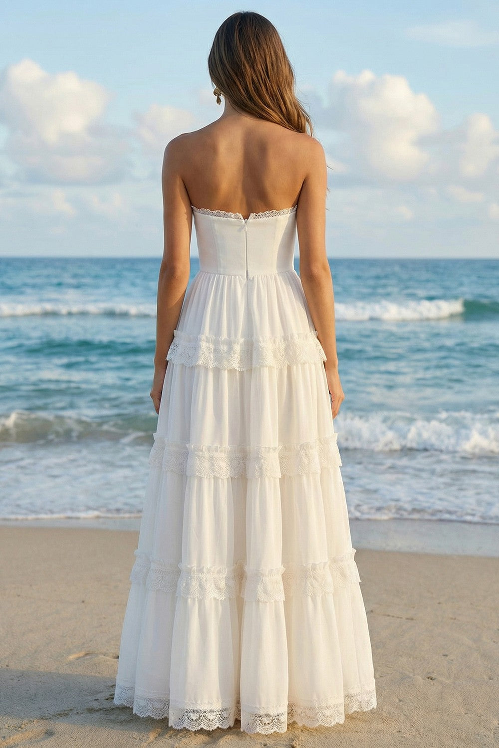 Vestido de novia largo sin tirantes color marfil estilo A con capas