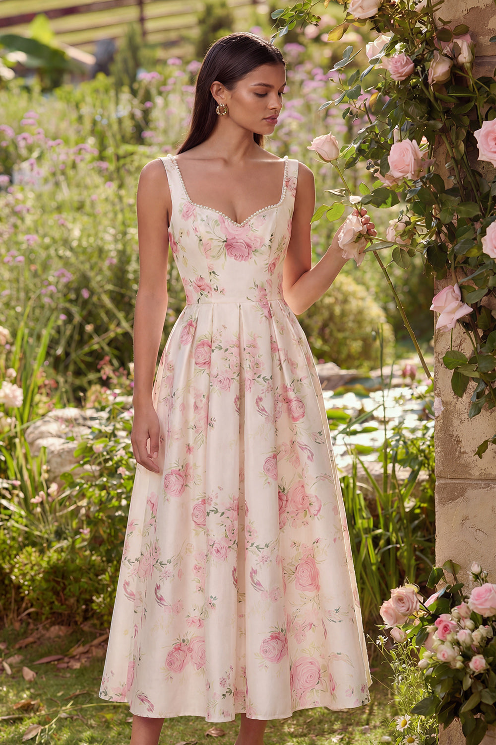Robe mi-longue en satin rose coupe trapèze sans dos imprimé floral avec nœud papillon