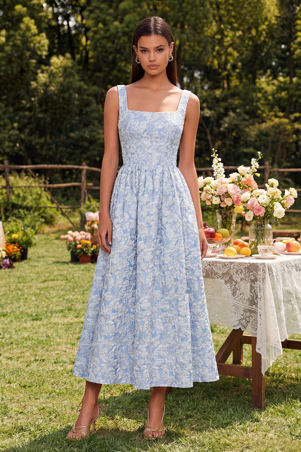 Robe midi évasée en jacquard bleu avec encolure carrée et fermeture éclair au dos