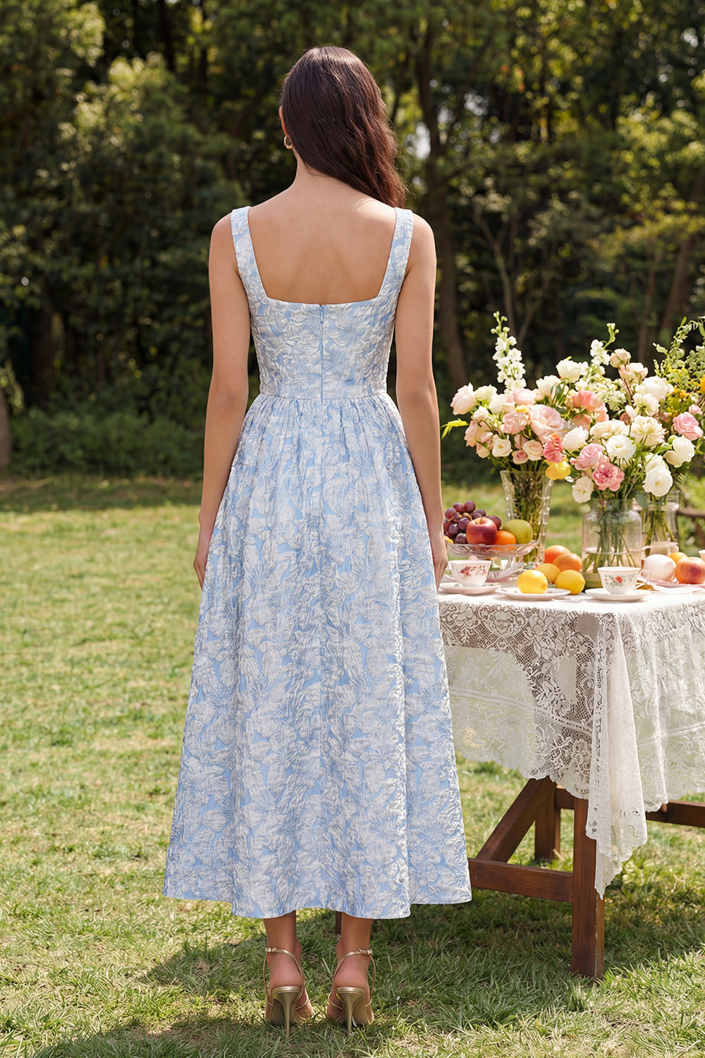 Robe midi évasée en jacquard bleu avec encolure carrée et fermeture éclair au dos