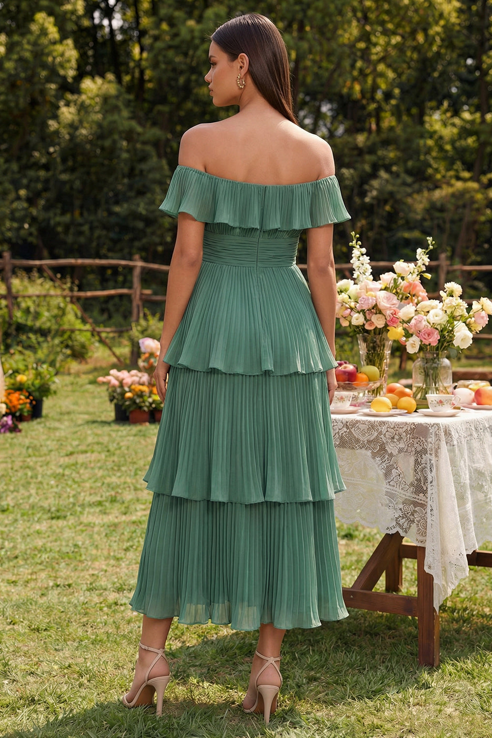 Robe midi trapèze plissée et étagée en mousseline eucalyptus à épaules dénudées