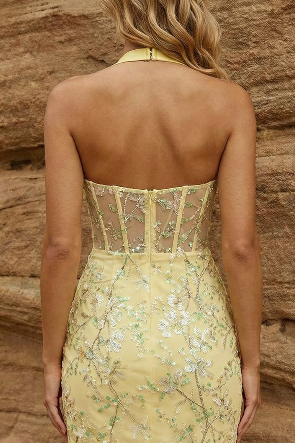 Robe de bal moulante florale jaune transparente à col licou corset et paillettes