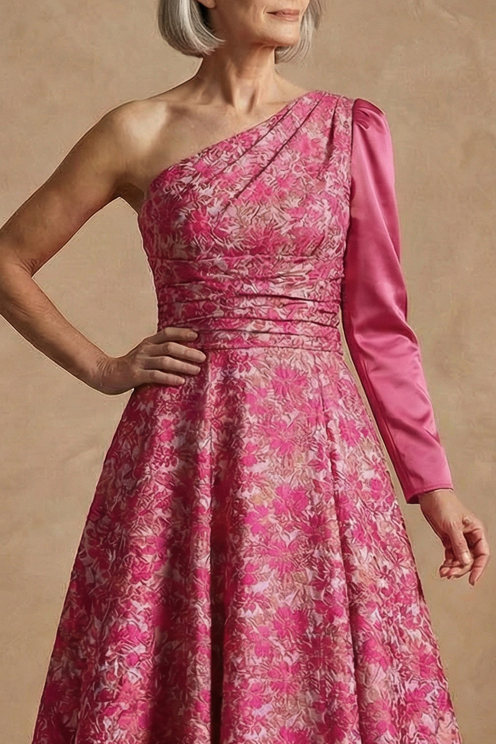 Robe longue de mère de la mariée fuchsia asymétrique à fleurs coupe trapèze