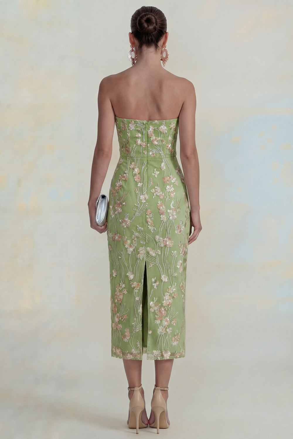 Vestido midi tubo sin tirantes verde con apliques florales brillantes