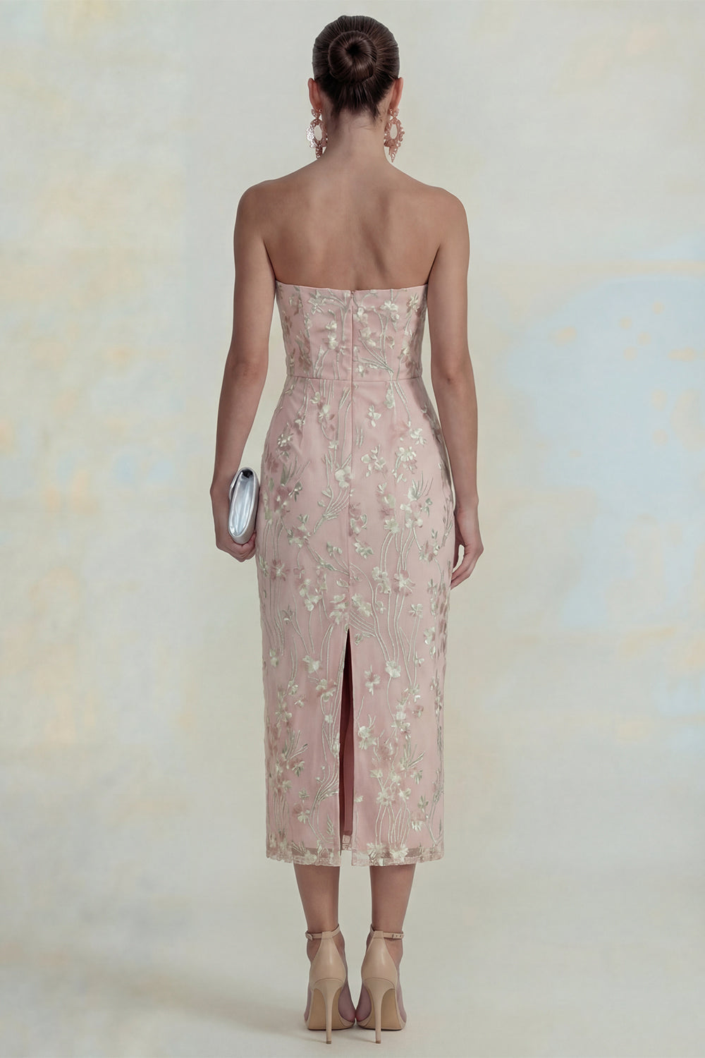Vestido midi tubo sin tirantes verde con apliques florales brillantes