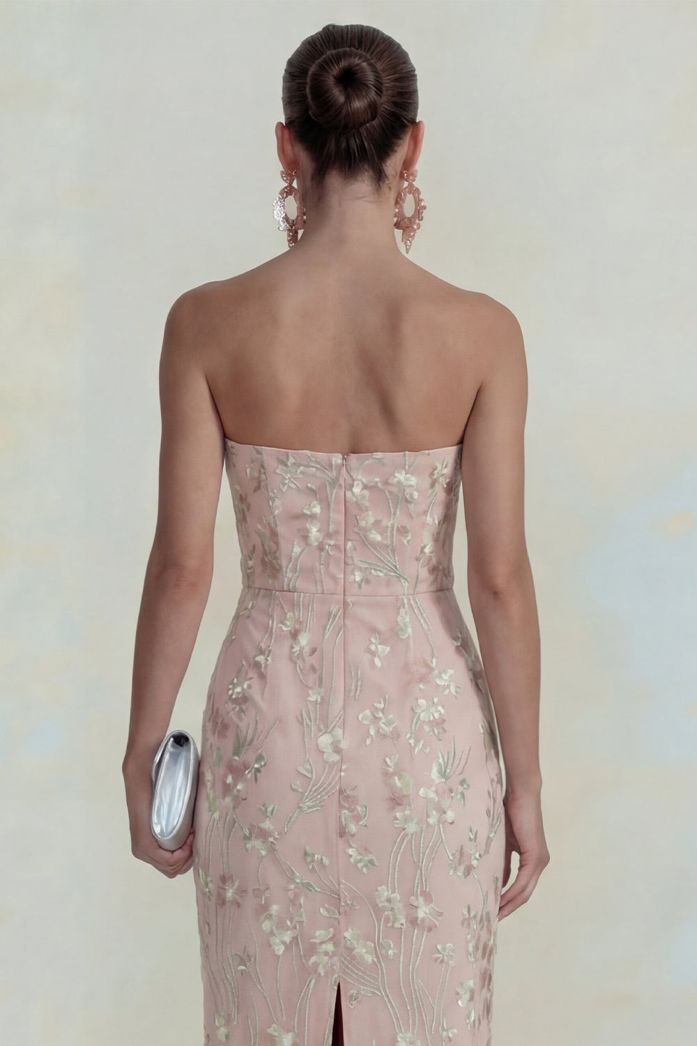 Vestido midi tubo sin tirantes verde con apliques florales brillantes