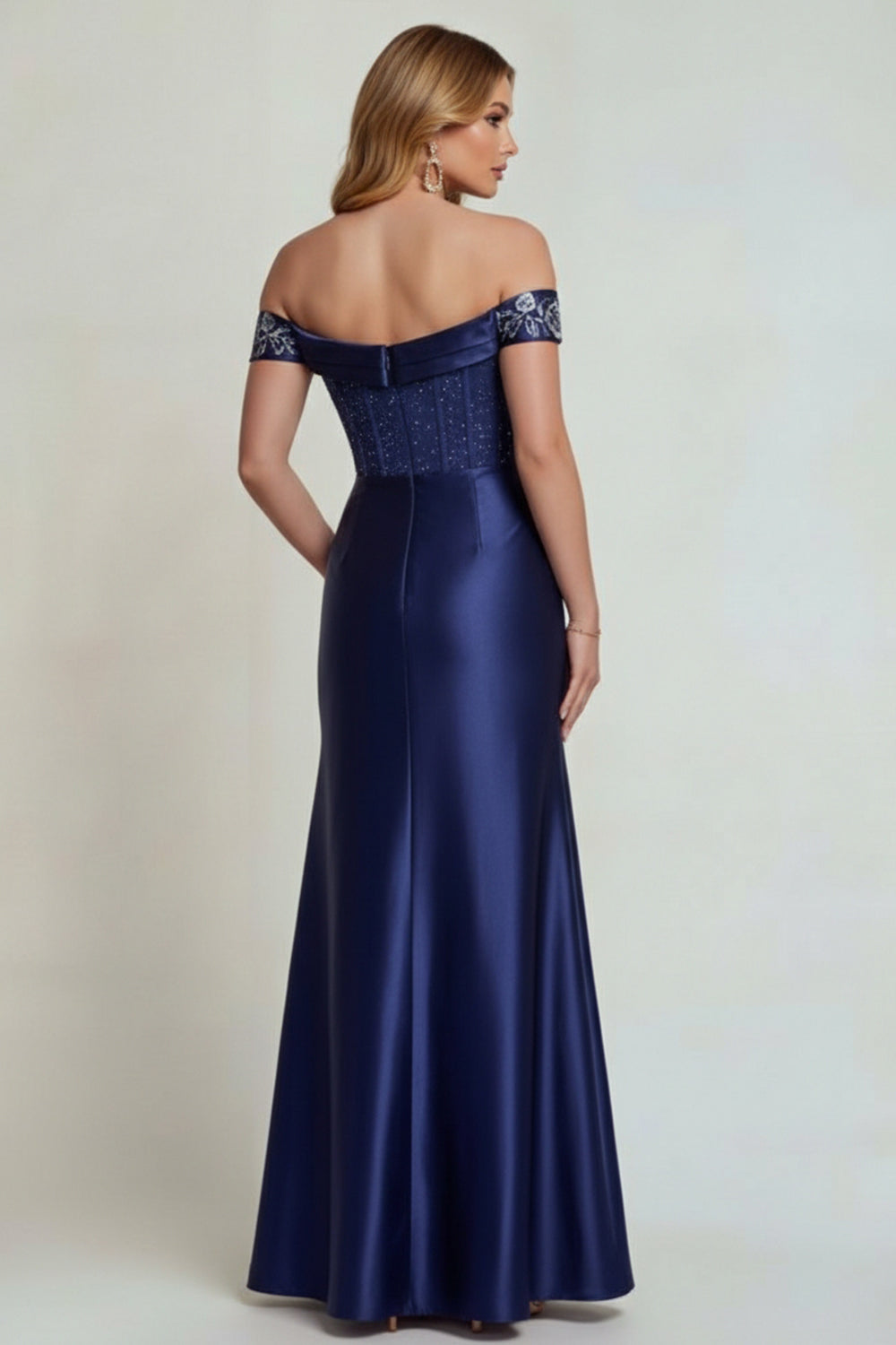 Robe de mère de la mariée en satin bleu marine, épaules dénudées, avec applications et fente