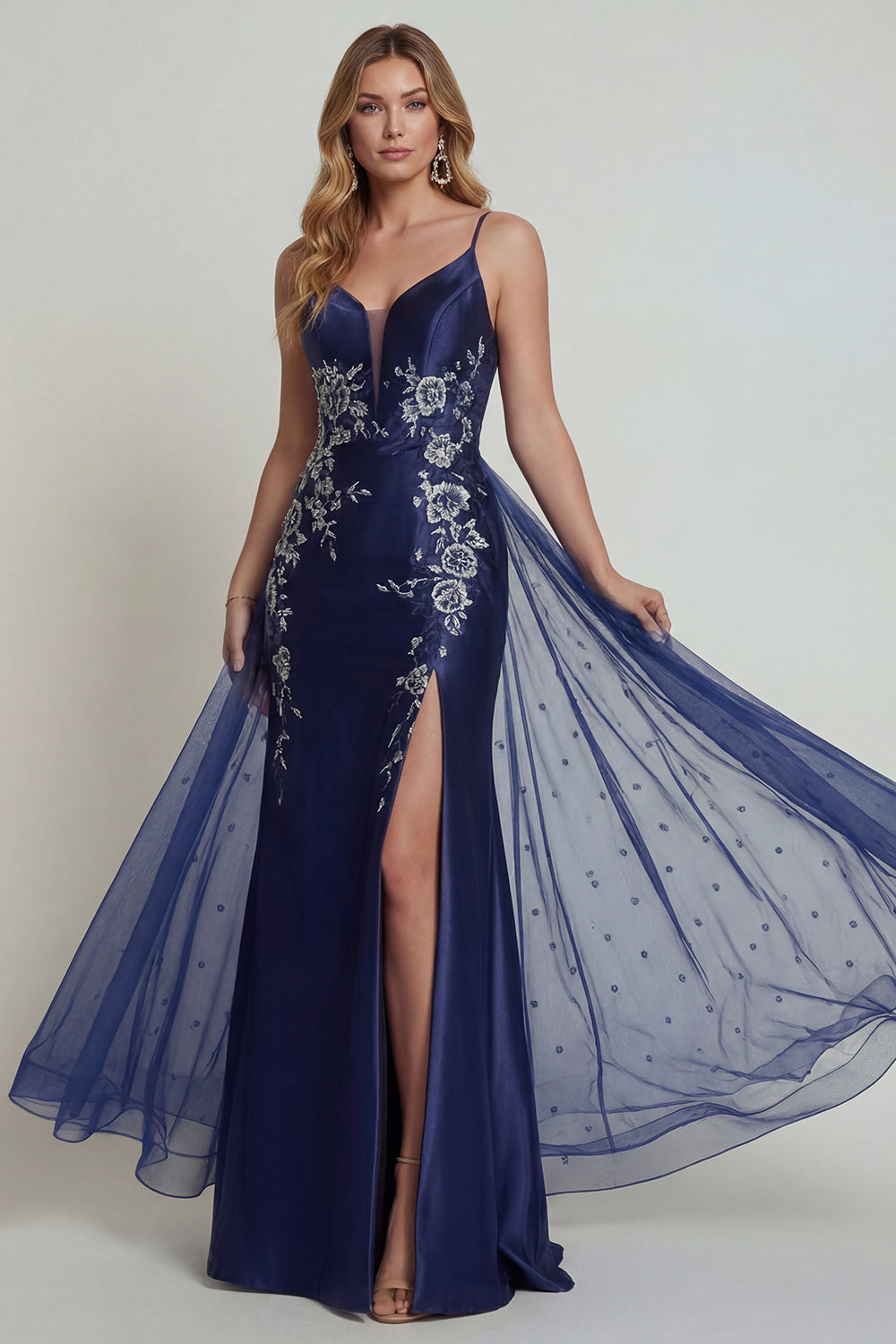 Robe sirène fourreau bleu marine à bretelles spaghetti en satin orné d'appliques et fendue pour mère de la mariée