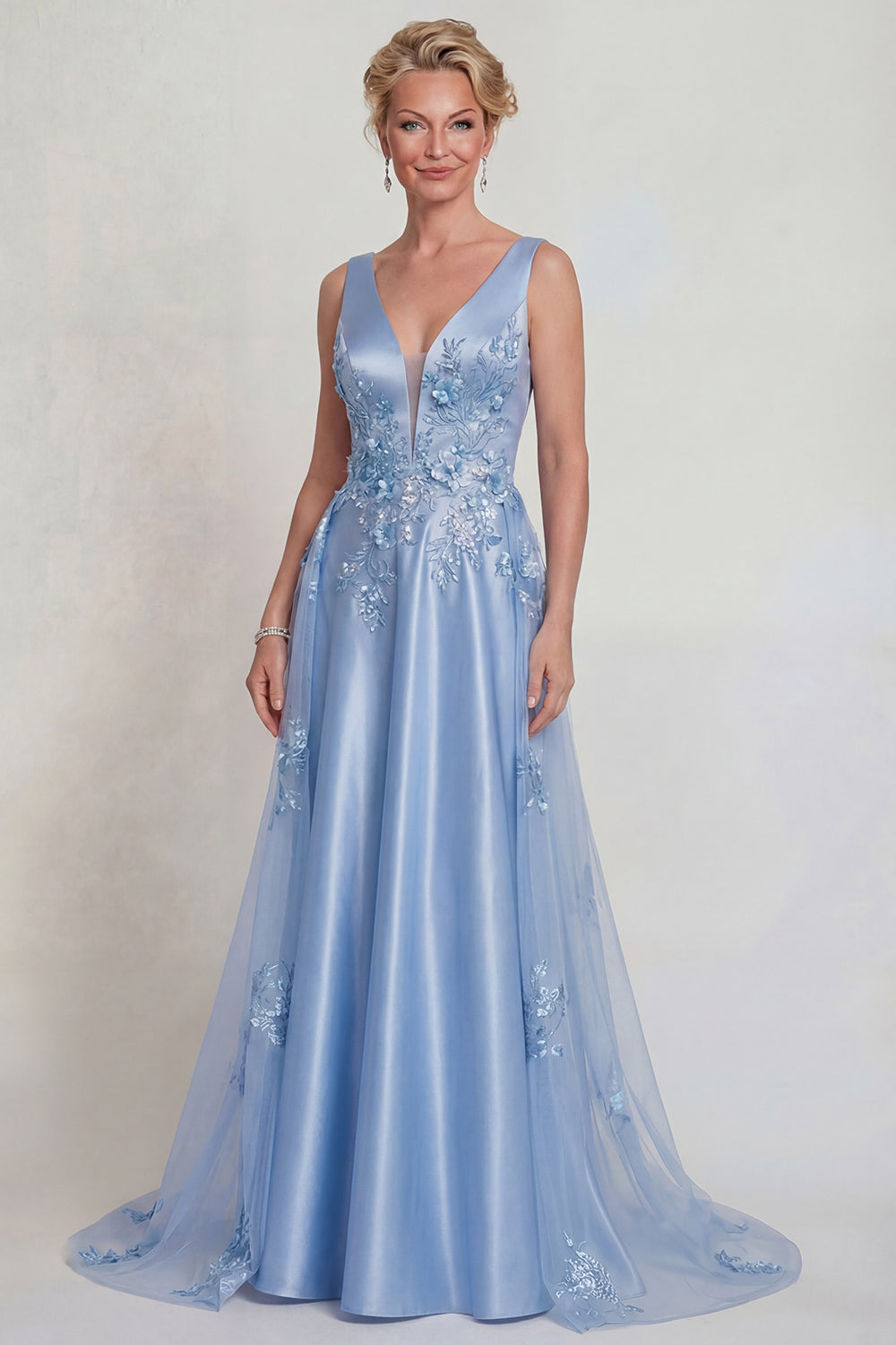 Robe de mère de la mariée en satin coupe A avec applique florale bleue et col en V