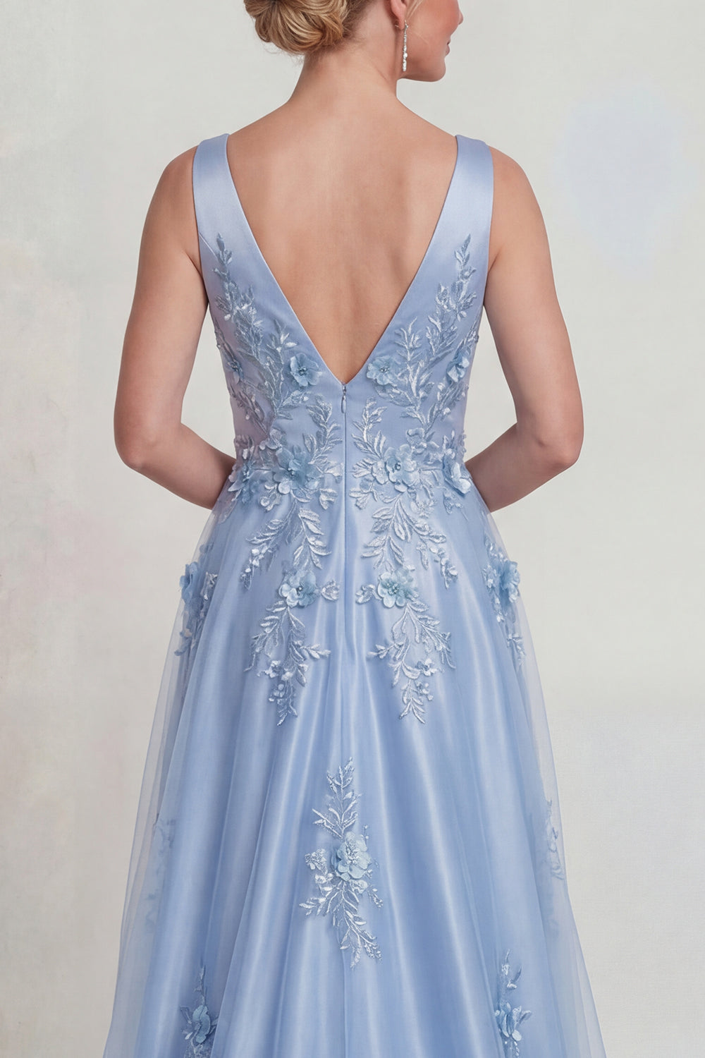 Robe de mère de la mariée en satin coupe A avec applique florale bleue et col en V