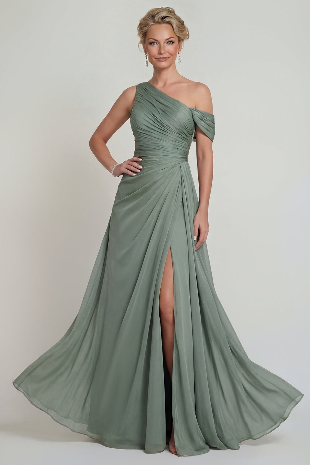 Robe de mère de la mariée en mousseline plissée à une épaule, coupe trapèze, couleur vert sauge poussiéreux, avec fente