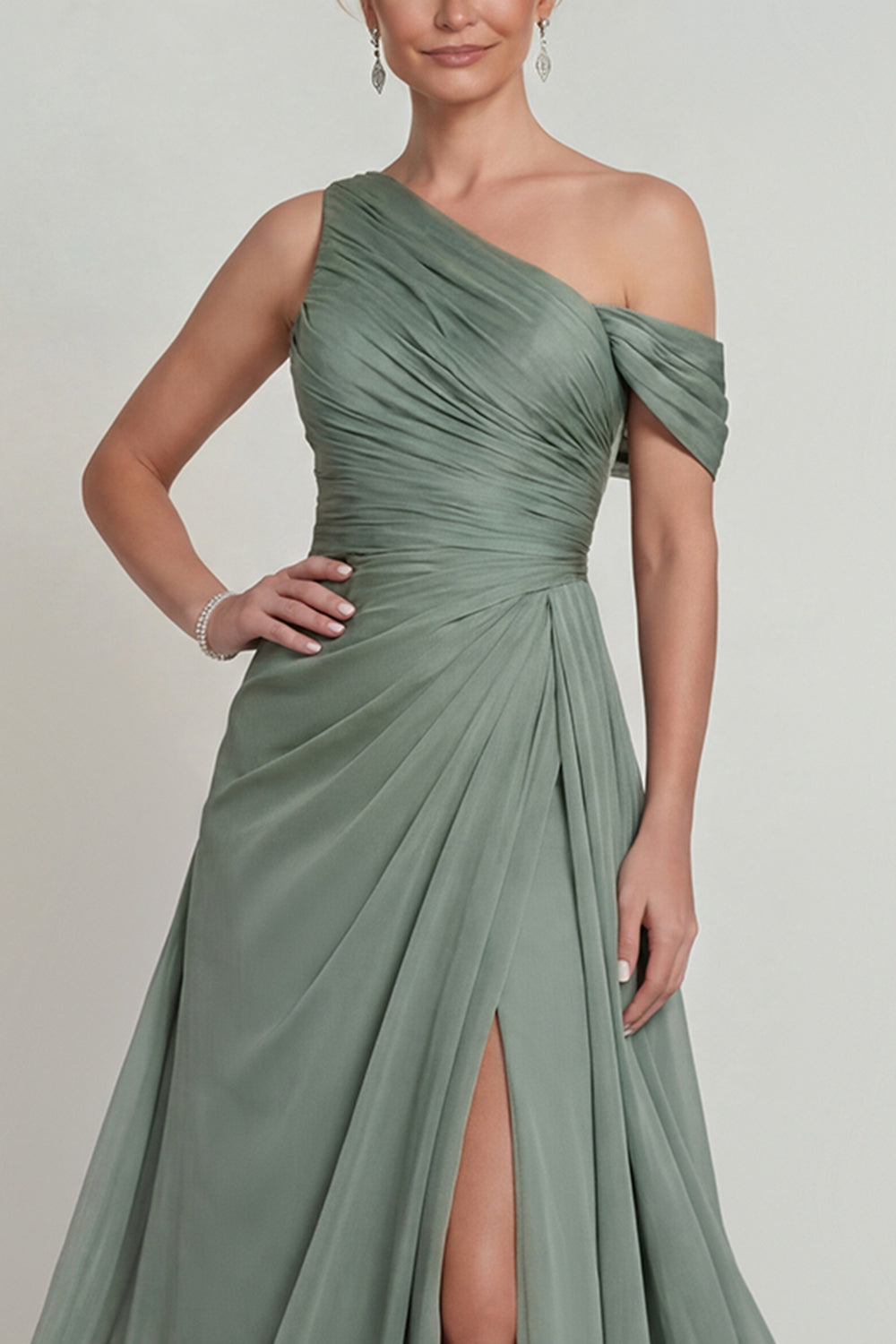 Robe de mère de la mariée en mousseline plissée à une épaule, coupe trapèze, couleur vert sauge poussiéreux, avec fente