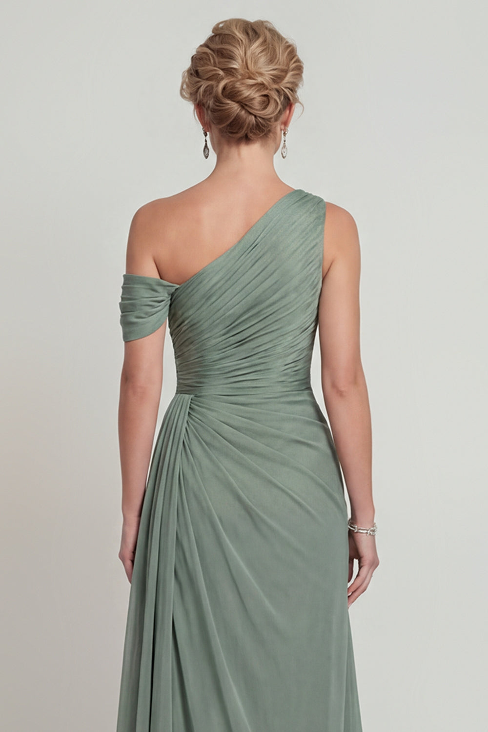 Robe de mère de la mariée en mousseline plissée à une épaule, coupe trapèze, couleur vert sauge poussiéreux, avec fente
