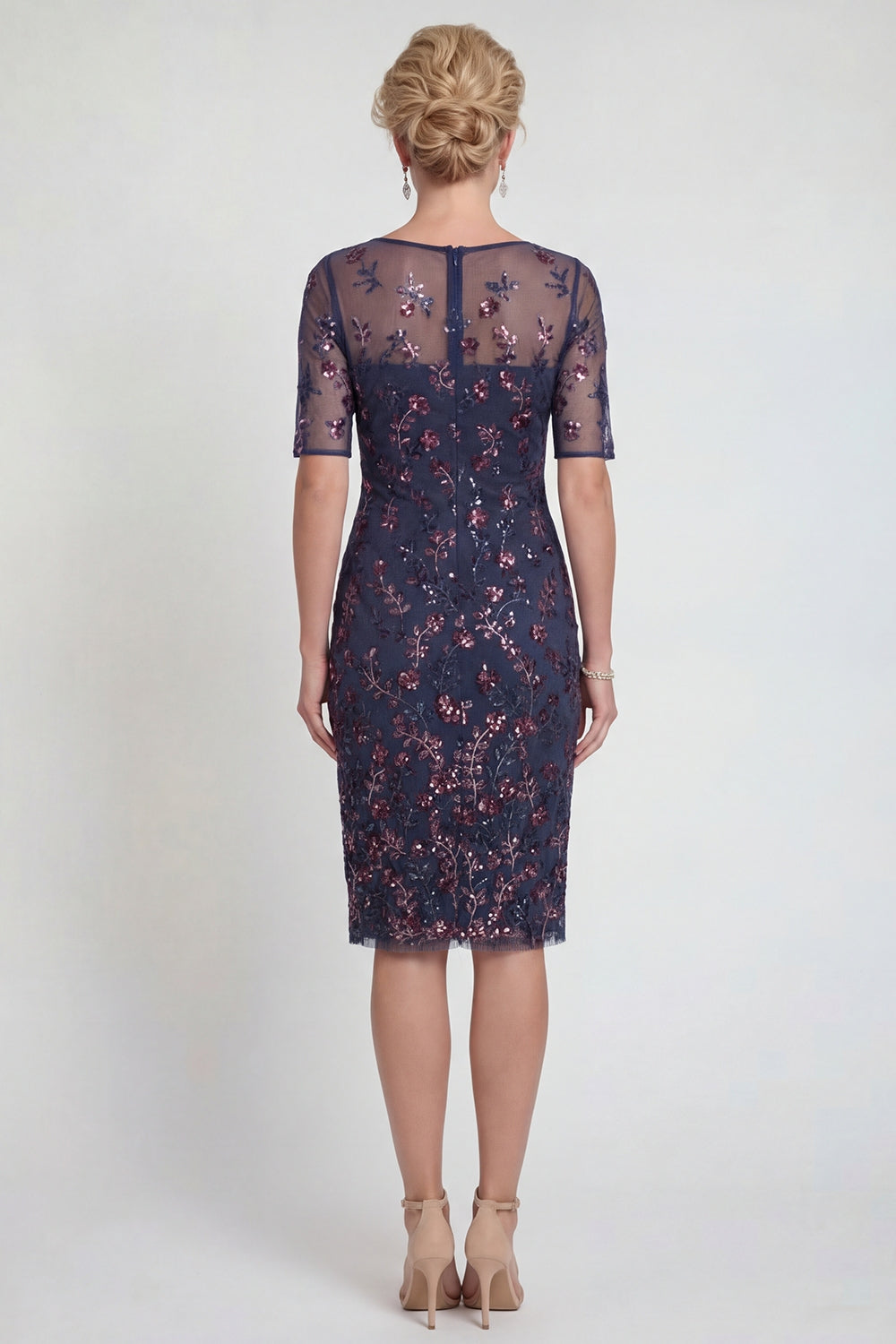 Robe fourreau midi bleu marine à sequins et col bateau pour la mère de la mariée