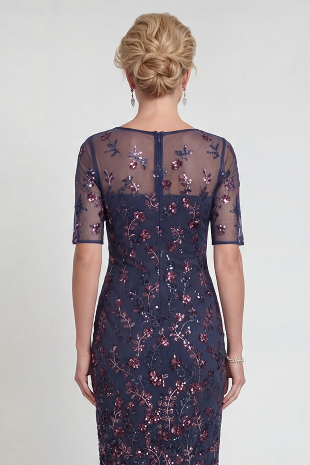 Robe fourreau midi bleu marine à sequins et col bateau pour la mère de la mariée