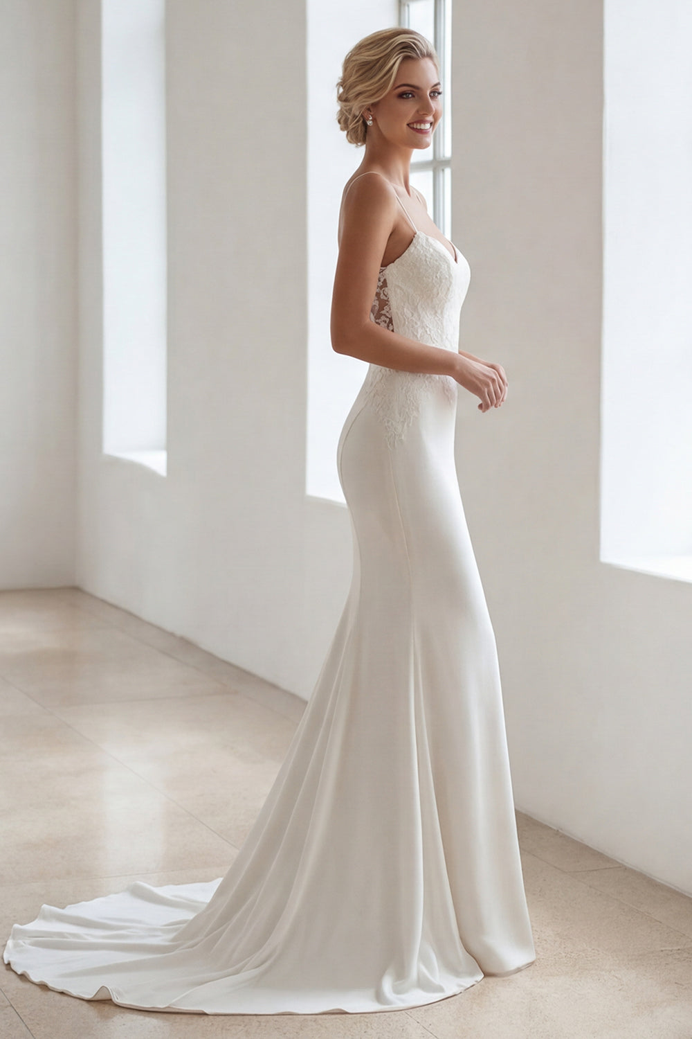 Robe de mariée sirène en satin ivoire avec bretelles spaghetti et traîne en dentelle