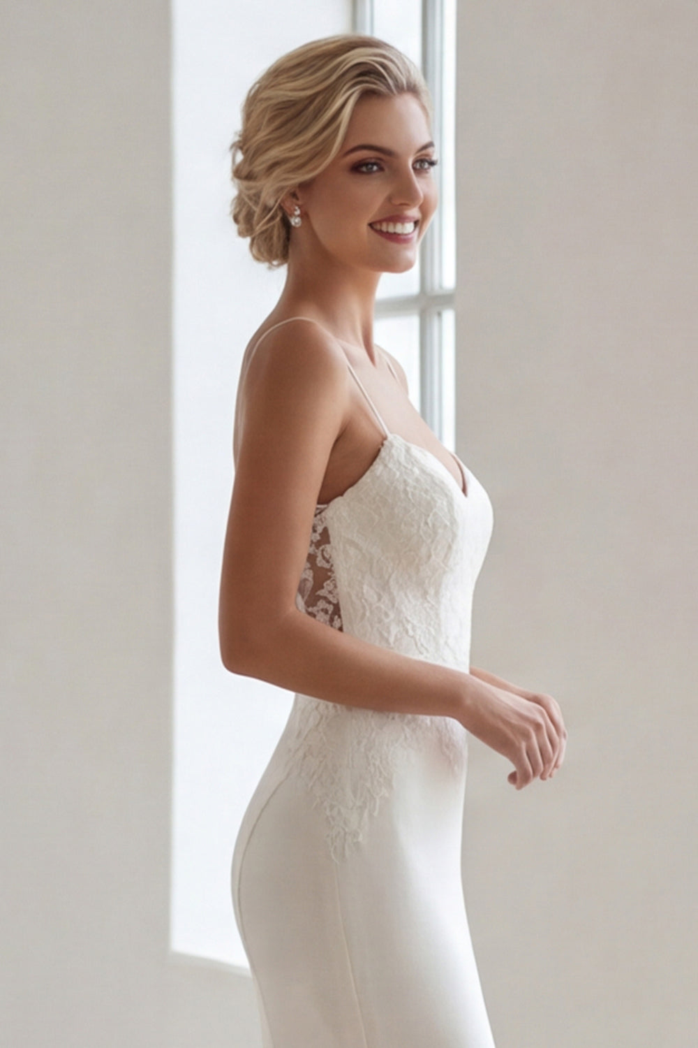 Robe de mariée sirène en satin ivoire avec bretelles spaghetti et traîne en dentelle