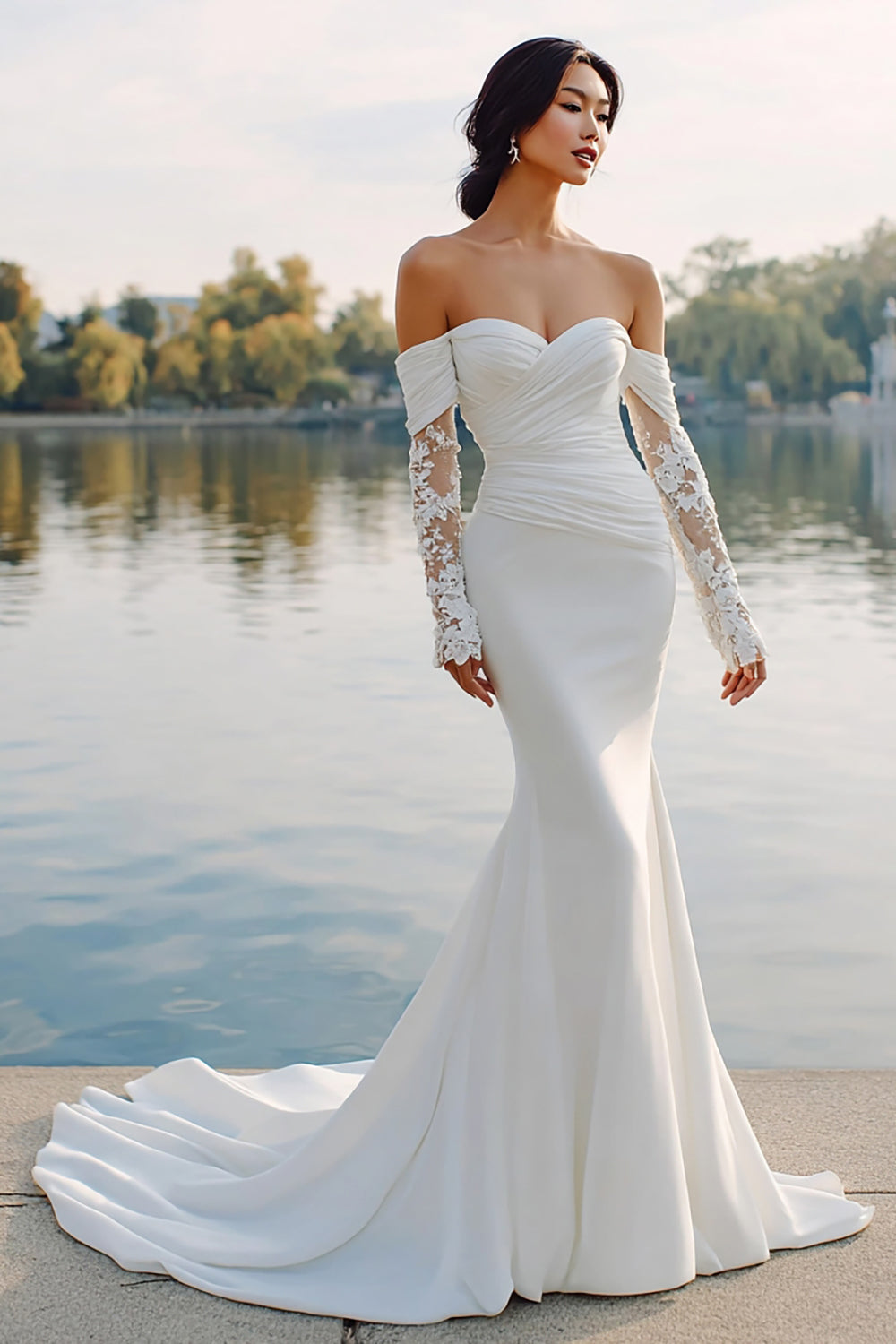 Robe de mariée sirène en satin ivoire avec manches, col Bardot et traîne balayage