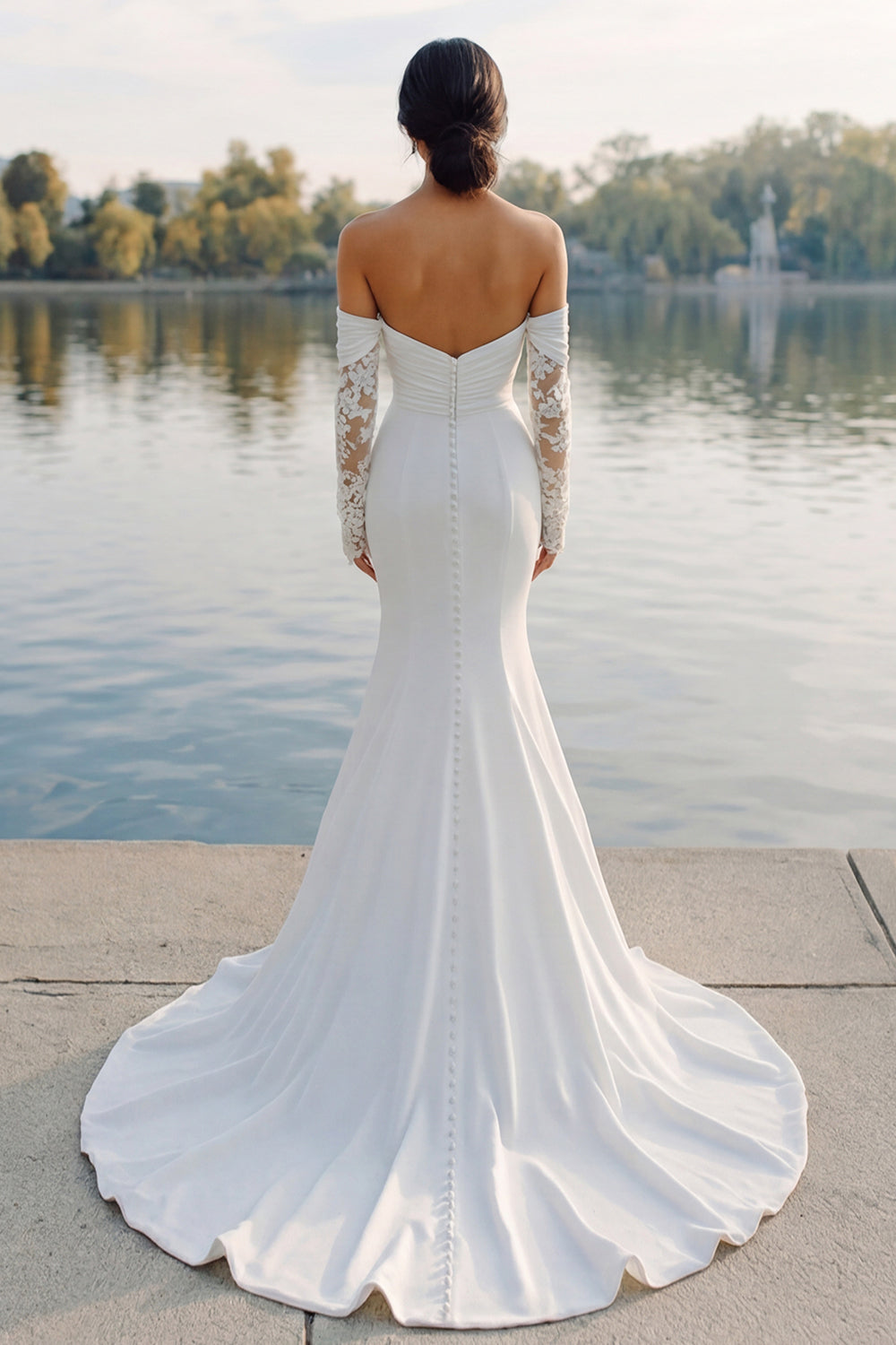 Robe de mariée sirène en satin ivoire avec manches, col Bardot et traîne balayage