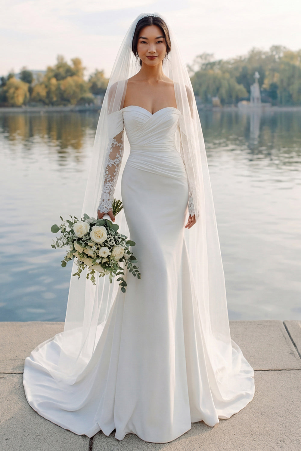 Robe de mariée sirène en satin ivoire avec manches, col Bardot et traîne balayage