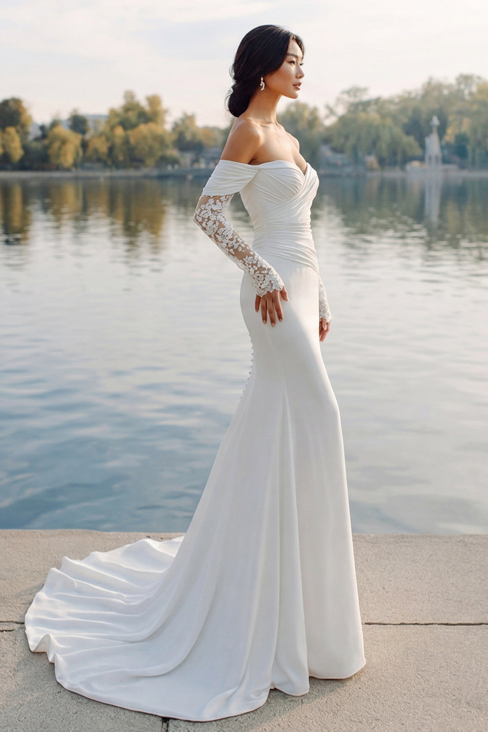Robe de mariée sirène en satin ivoire avec manches, col Bardot et traîne balayage