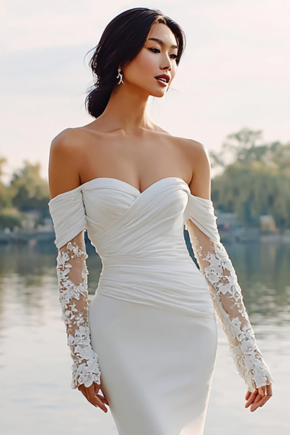 Robe de mariée sirène en satin ivoire avec manches, col Bardot et traîne balayage