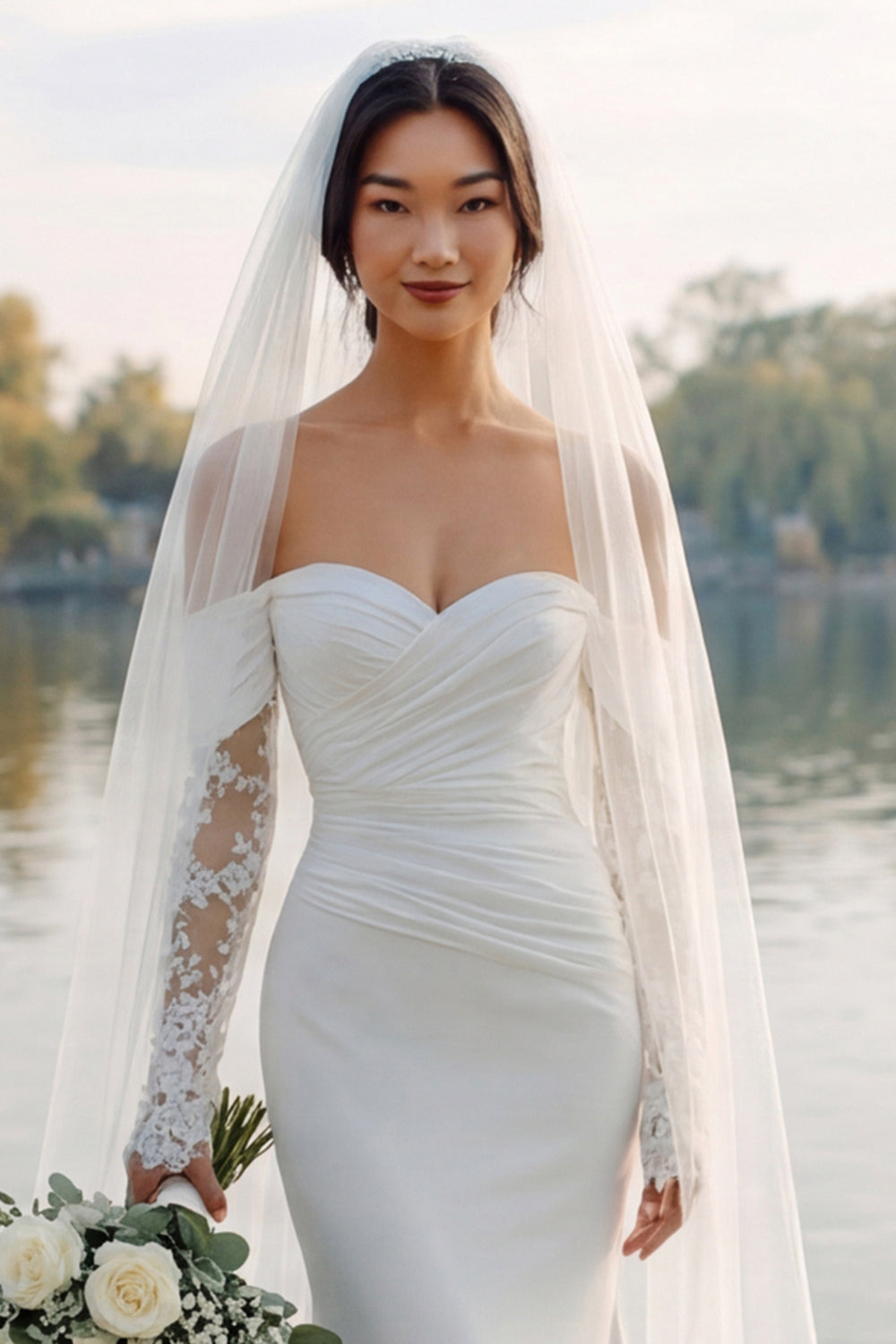 Robe de mariée sirène en satin ivoire avec manches, col Bardot et traîne balayage