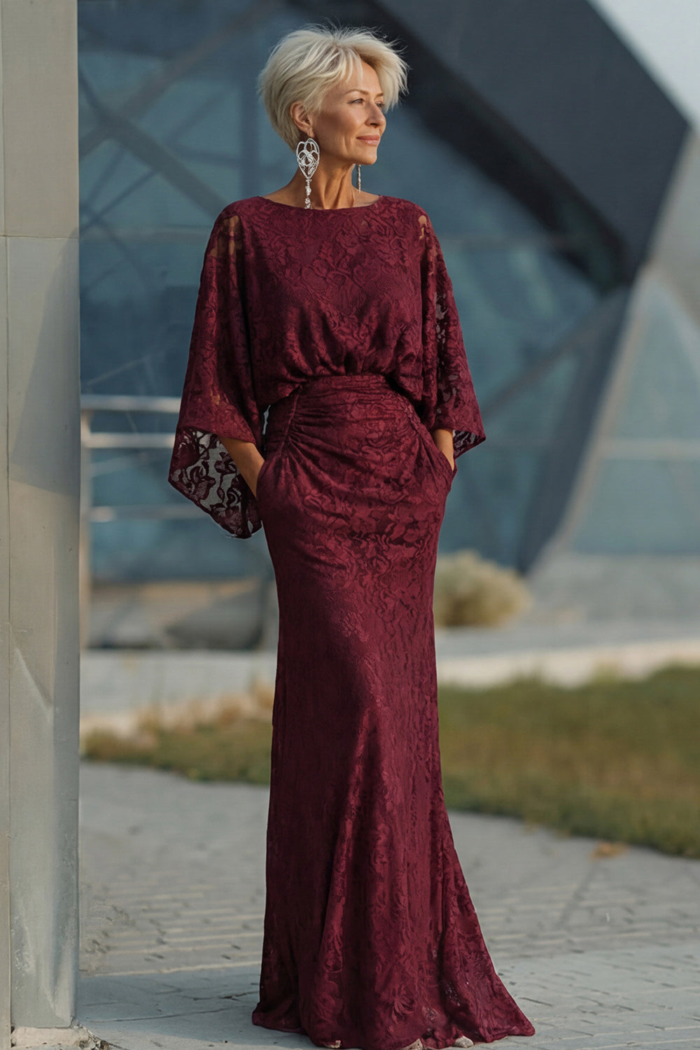 Robe fourreau bordeaux en dentelle avec manches longues pour la mère de la mariée