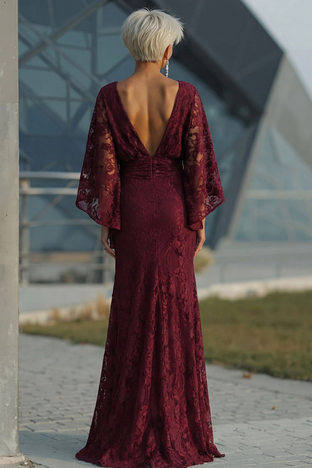 Robe fourreau bordeaux en dentelle avec manches longues pour la mère de la mariée