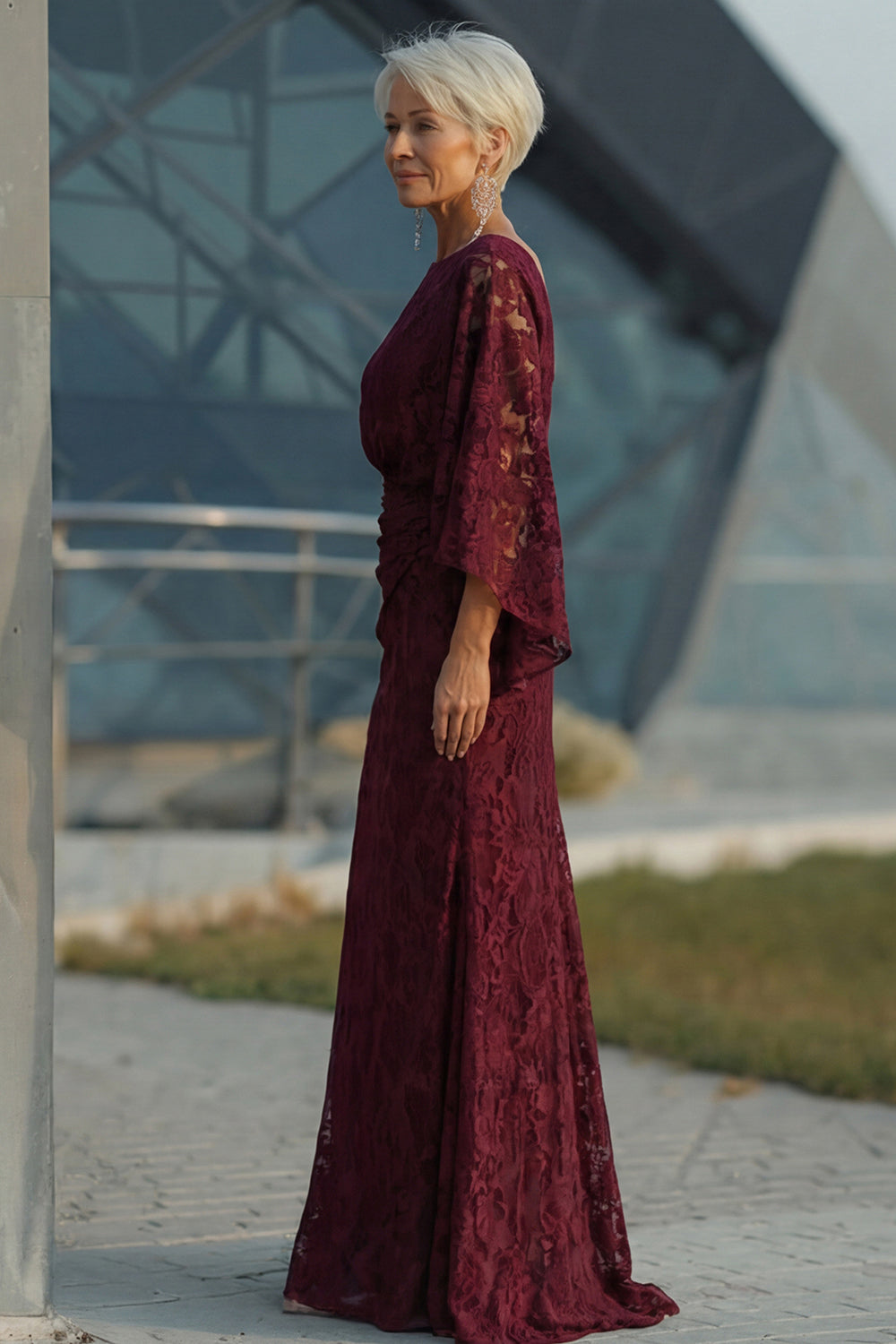 Robe fourreau bordeaux en dentelle avec manches longues pour la mère de la mariée