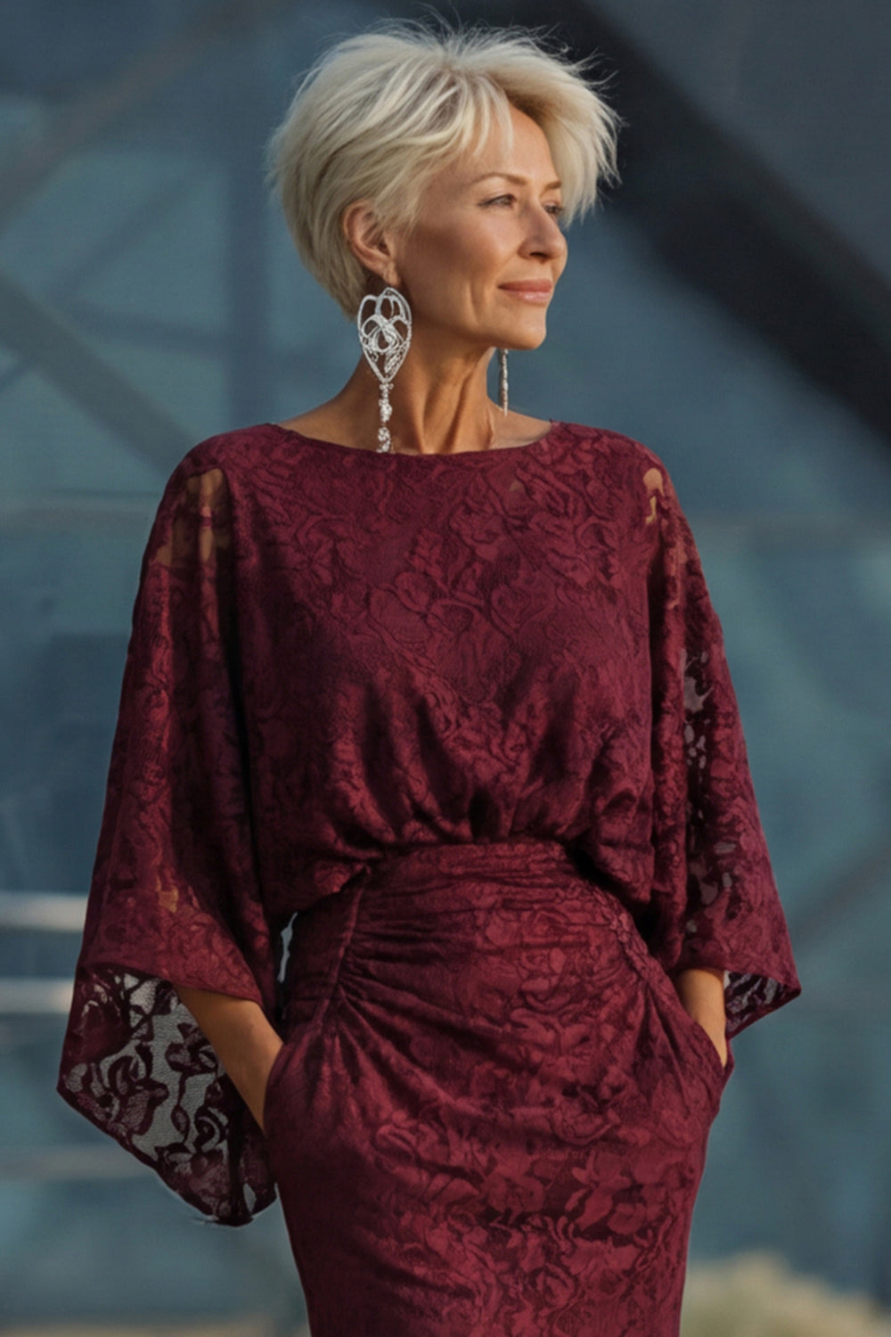 Robe fourreau bordeaux en dentelle avec manches longues pour la mère de la mariée