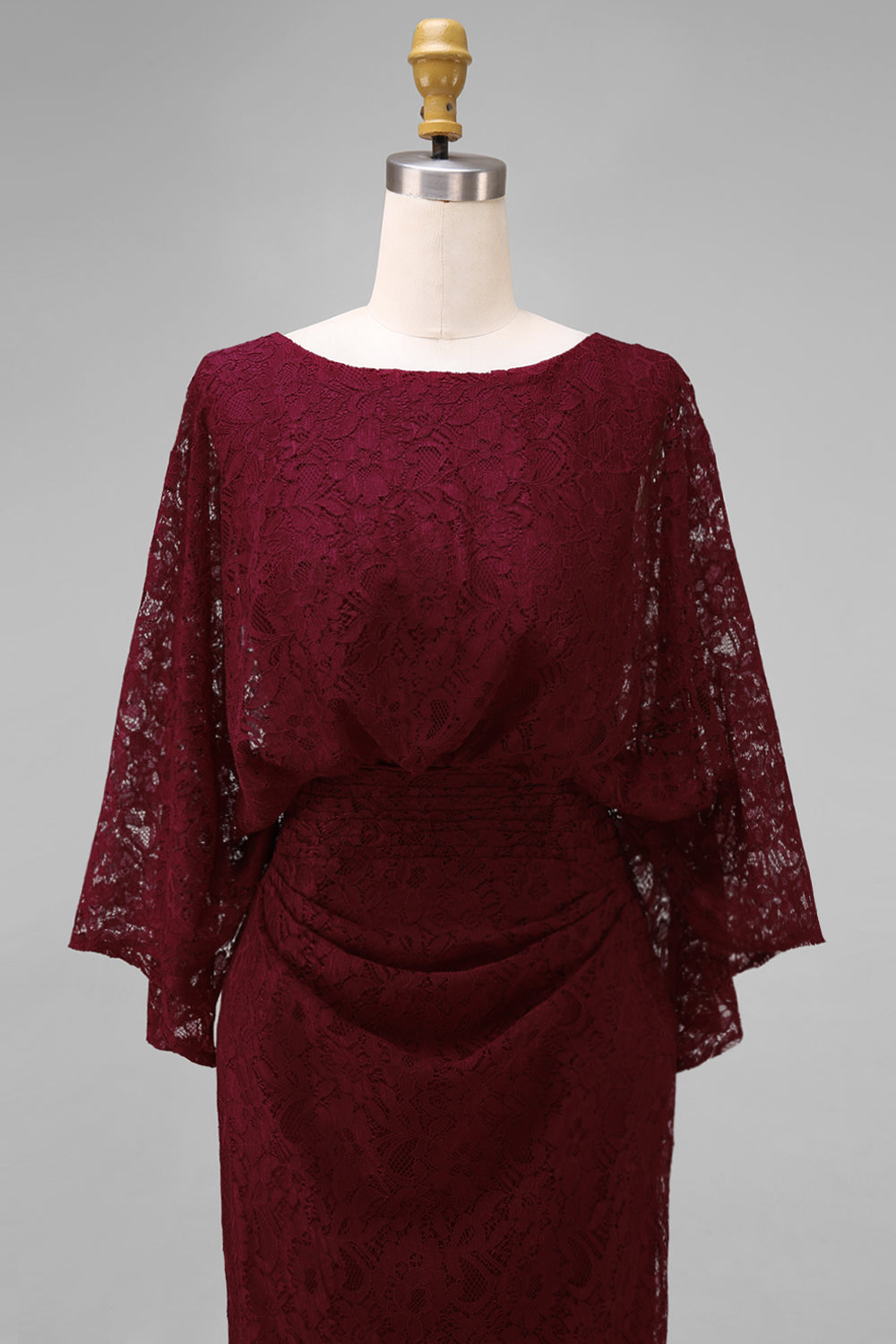 Robe fourreau bordeaux en dentelle avec manches longues pour la mère de la mariée