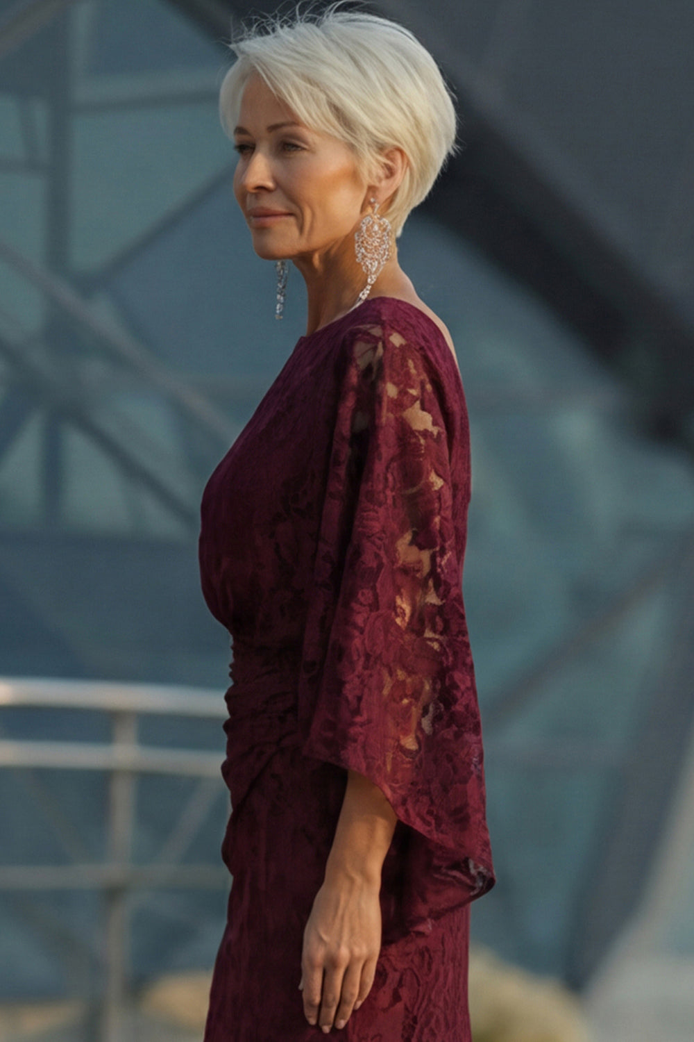 Robe fourreau bordeaux en dentelle avec manches longues pour la mère de la mariée
