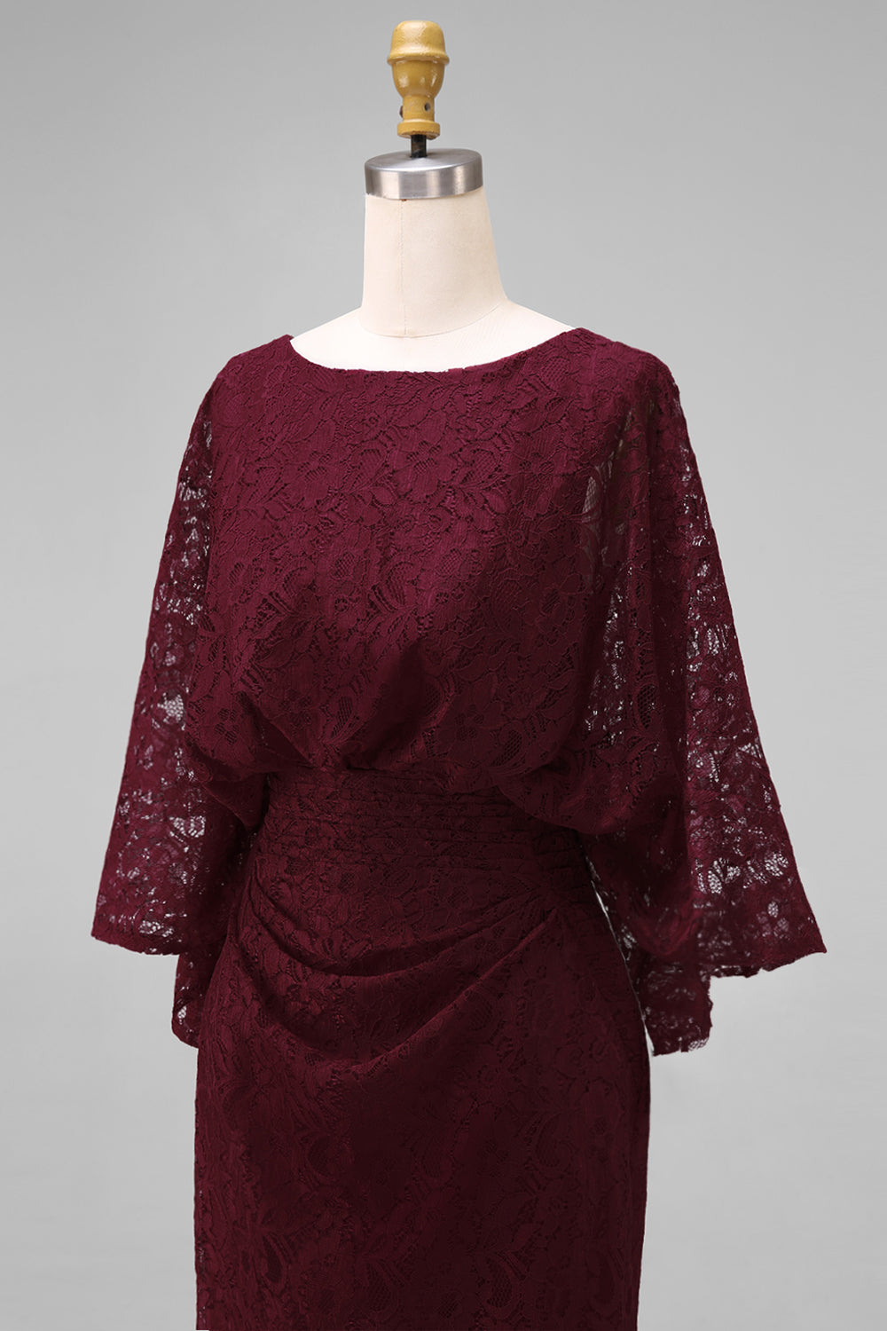 Robe fourreau bordeaux en dentelle avec manches longues pour la mère de la mariée