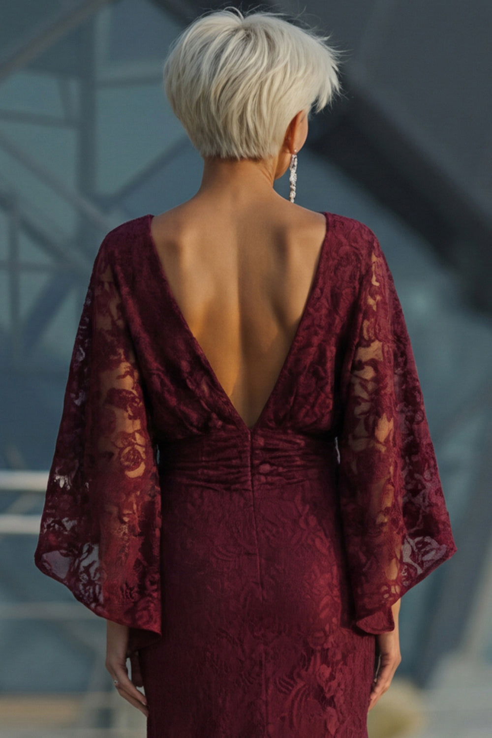 Robe fourreau bordeaux en dentelle avec manches longues pour la mère de la mariée
