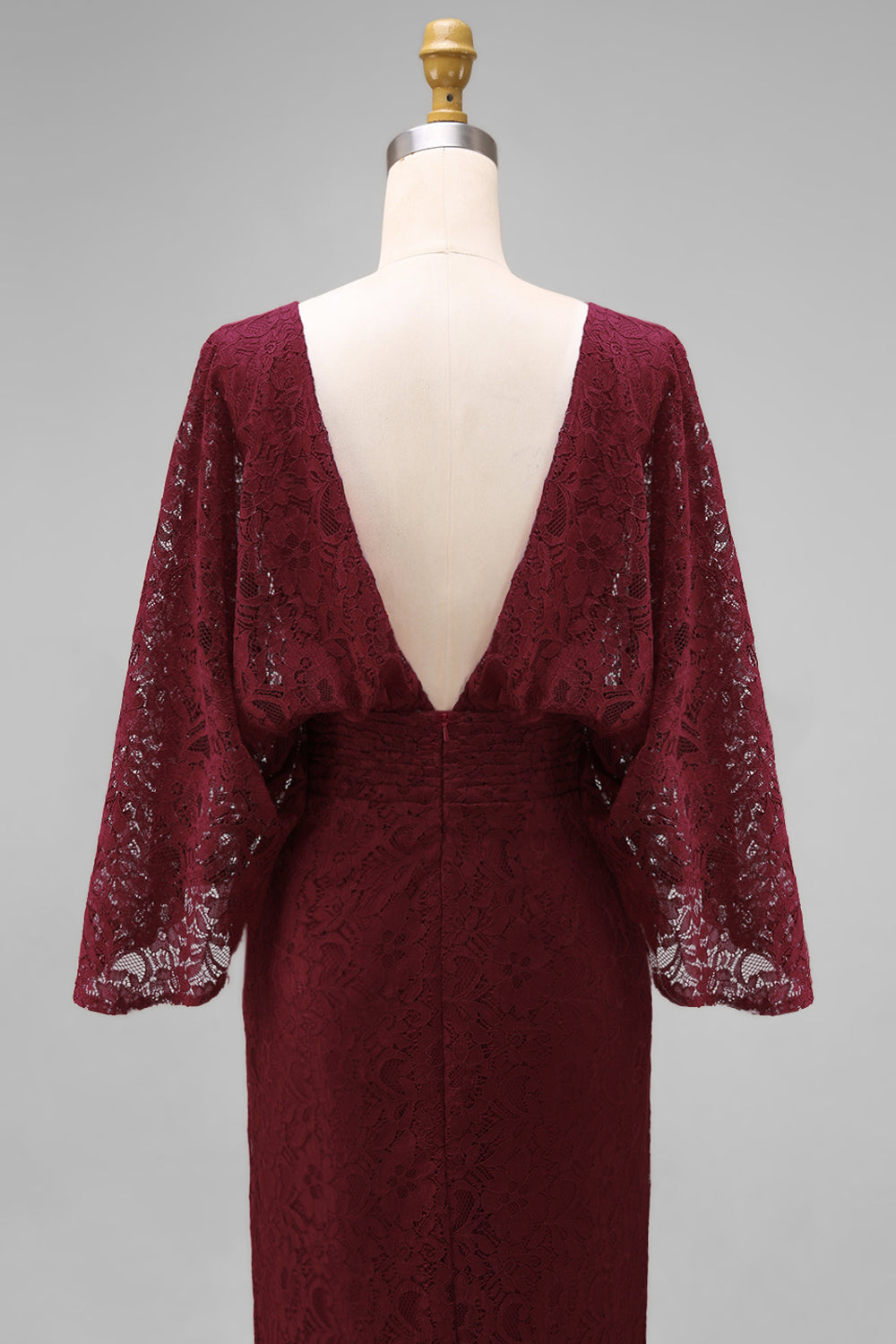 Robe fourreau bordeaux en dentelle avec manches longues pour la mère de la mariée