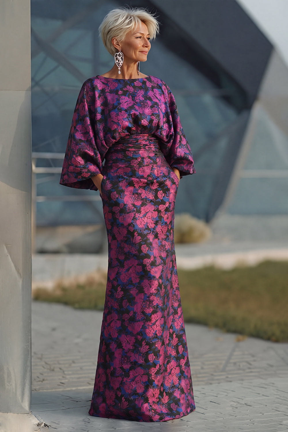 Robe fourreau fuchsia imprimée fleurie froncée avec manches évasées pour mère de la mariée