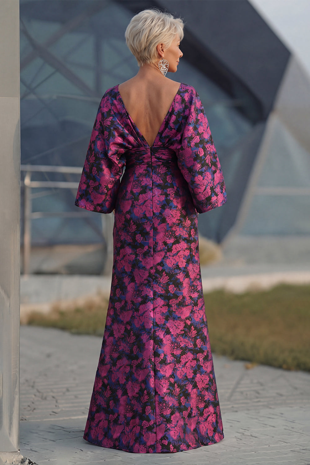 Robe fourreau fuchsia imprimée fleurie froncée avec manches évasées pour mère de la mariée
