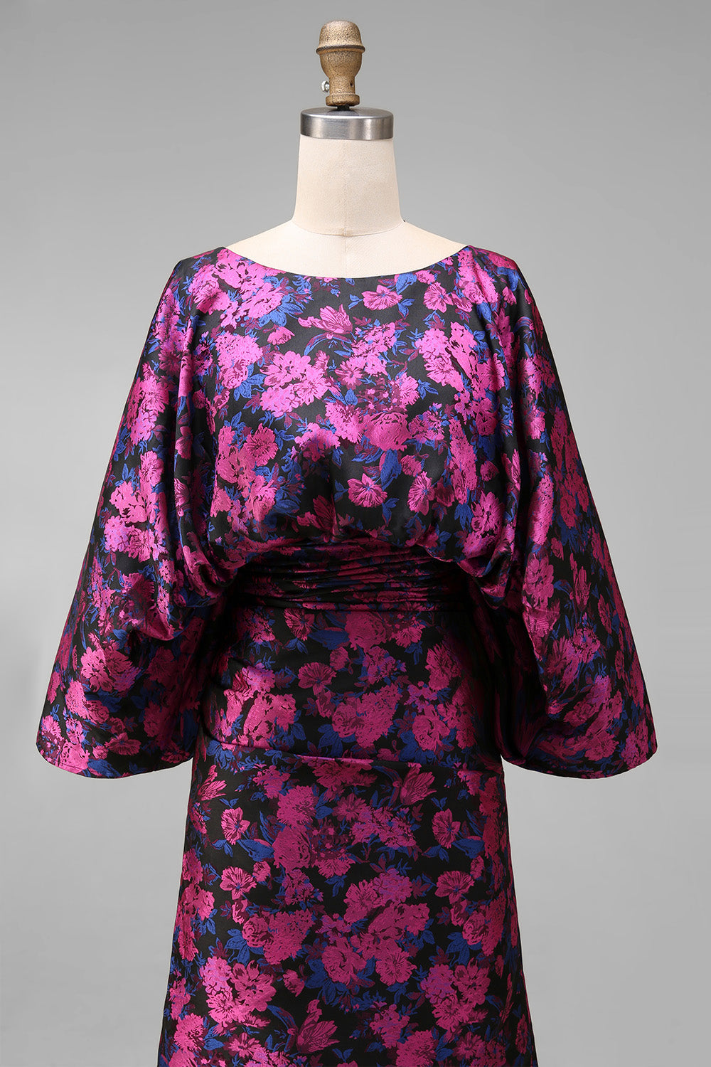 Robe fourreau fuchsia imprimée fleurie froncée avec manches évasées pour mère de la mariée
