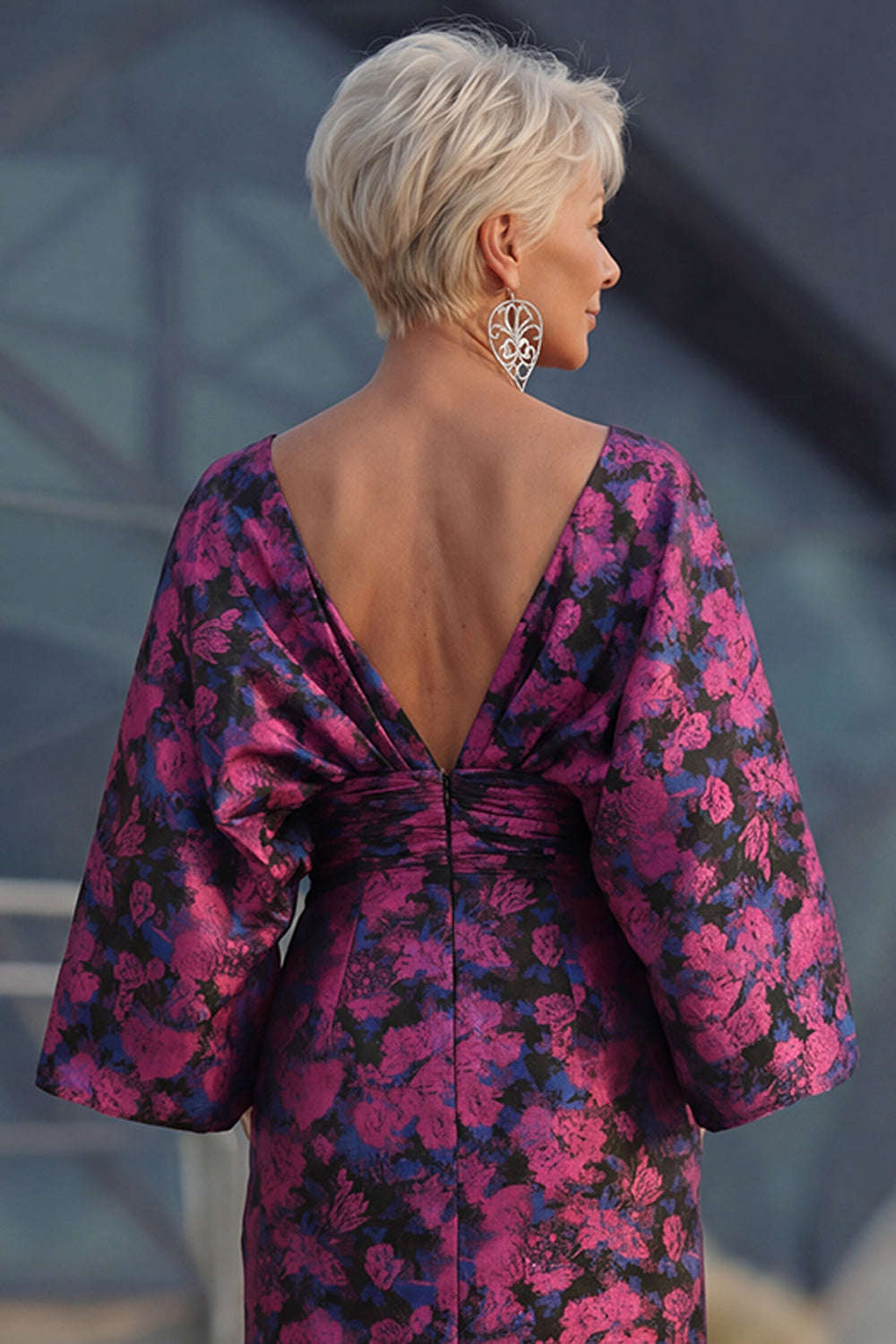 Robe fourreau fuchsia imprimée fleurie froncée avec manches évasées pour mère de la mariée