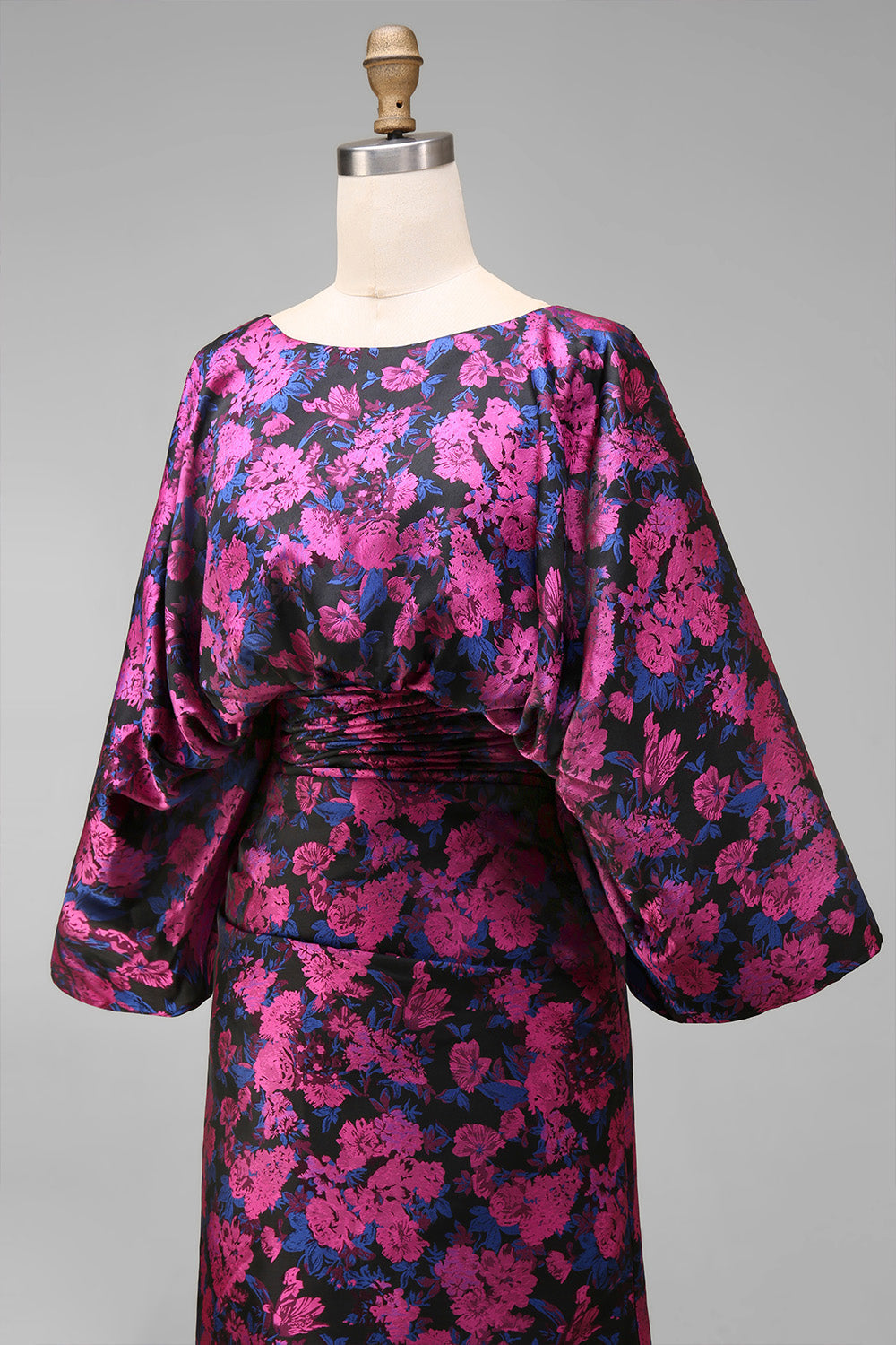 Robe fourreau fuchsia imprimée fleurie froncée avec manches évasées pour mère de la mariée