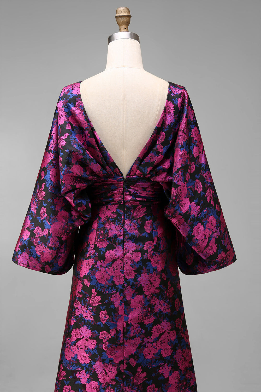 Robe fourreau fuchsia imprimée fleurie froncée avec manches évasées pour mère de la mariée